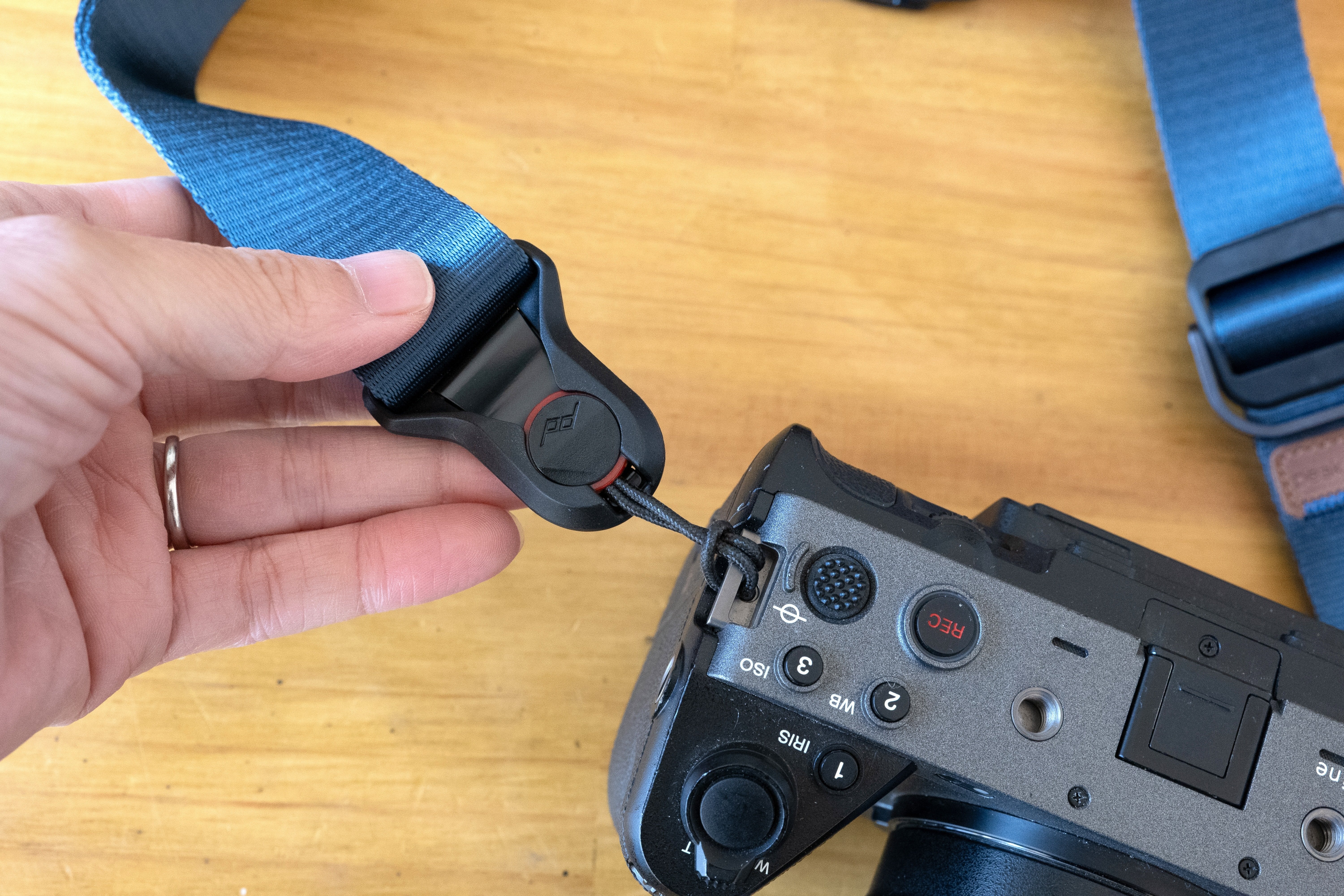 買いました。Peak Designのストラップ｜I'm a graphic designer