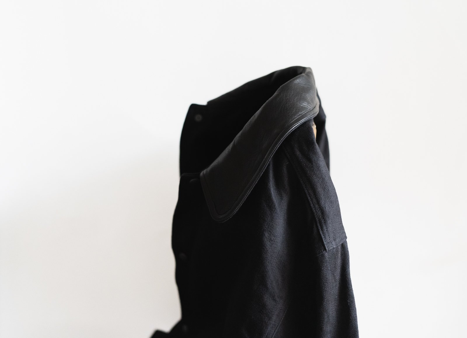 COMOLI（コモリ）デニムレザーワークジャケット発売、「エリレザー