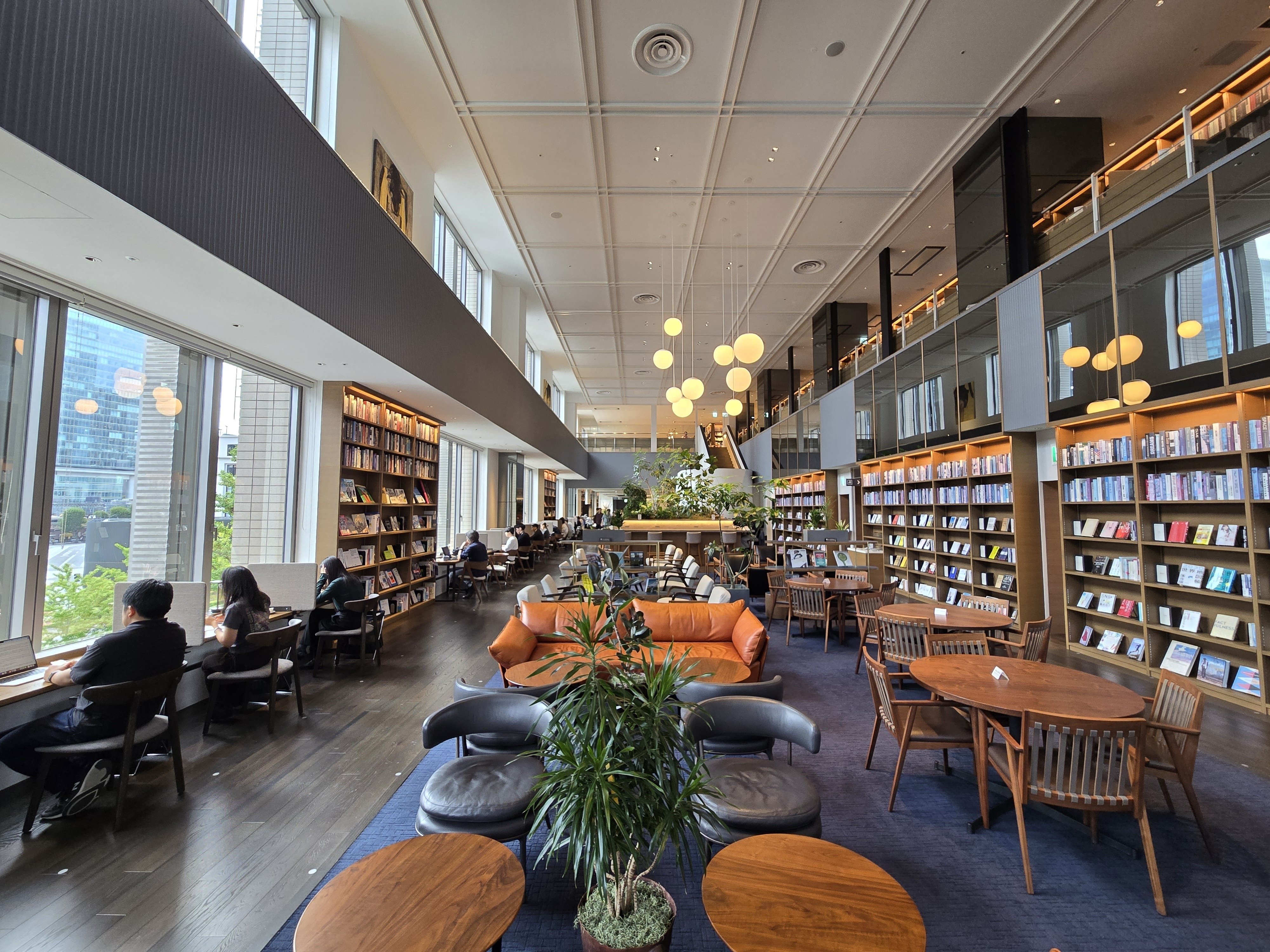 TSUTAYA SHARE LOUNGE】東京・丸の内：日本一高級なブックラウンジの