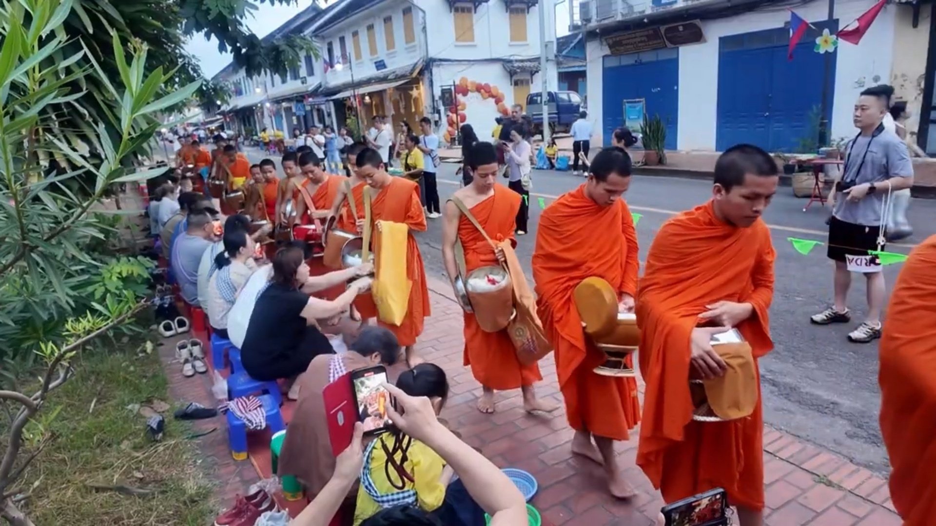 ラオス旅行】ルアンパバーン托鉢｜ねねお
