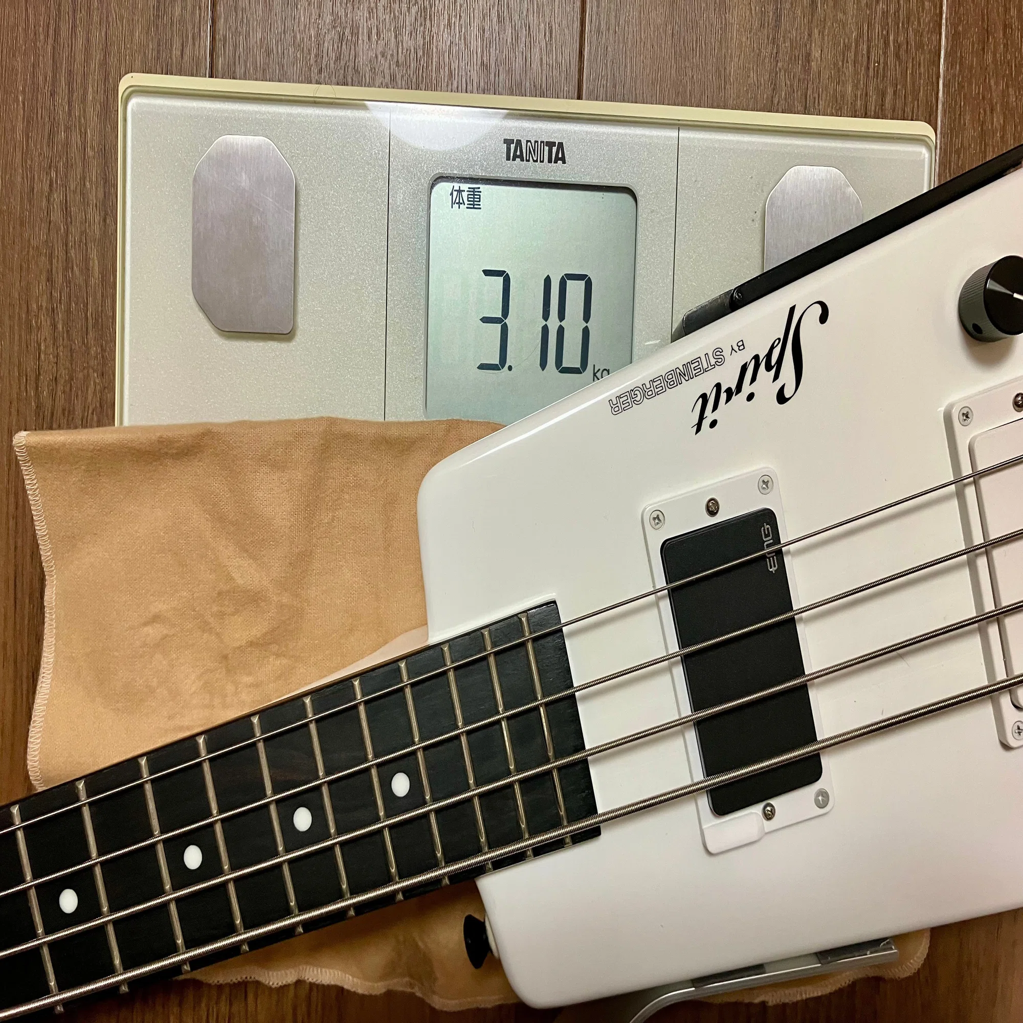 持ってるベースギターの重さ｜aki426