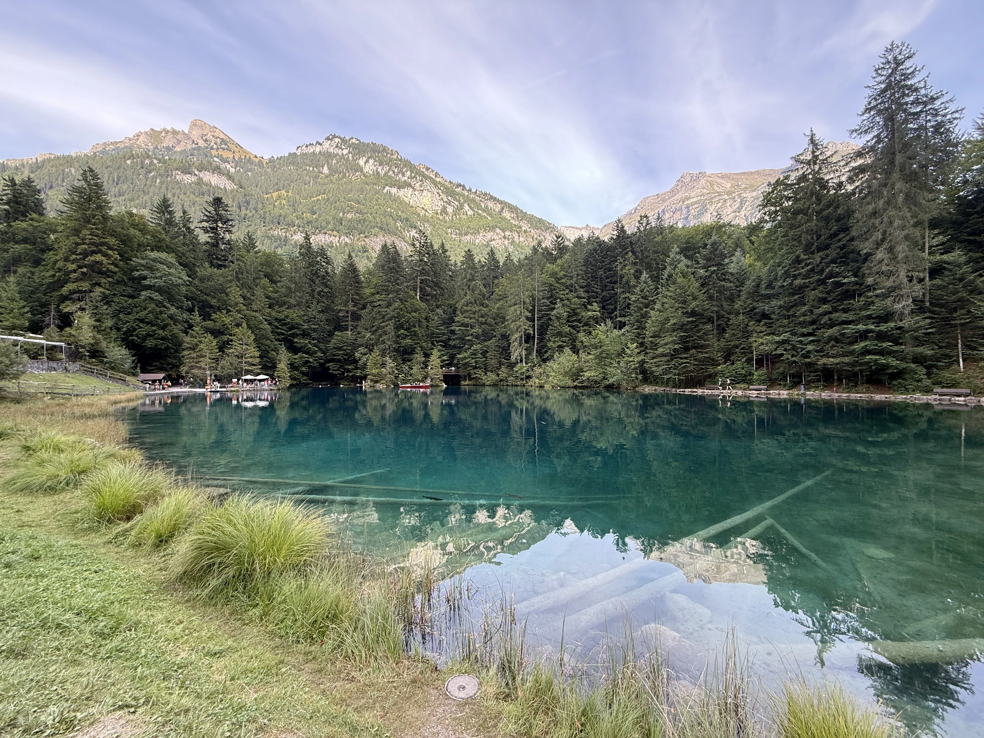 世界遺産の氷河湖でボート漕ぎ。混んでいない絶景Oeschinenseeと透明の 