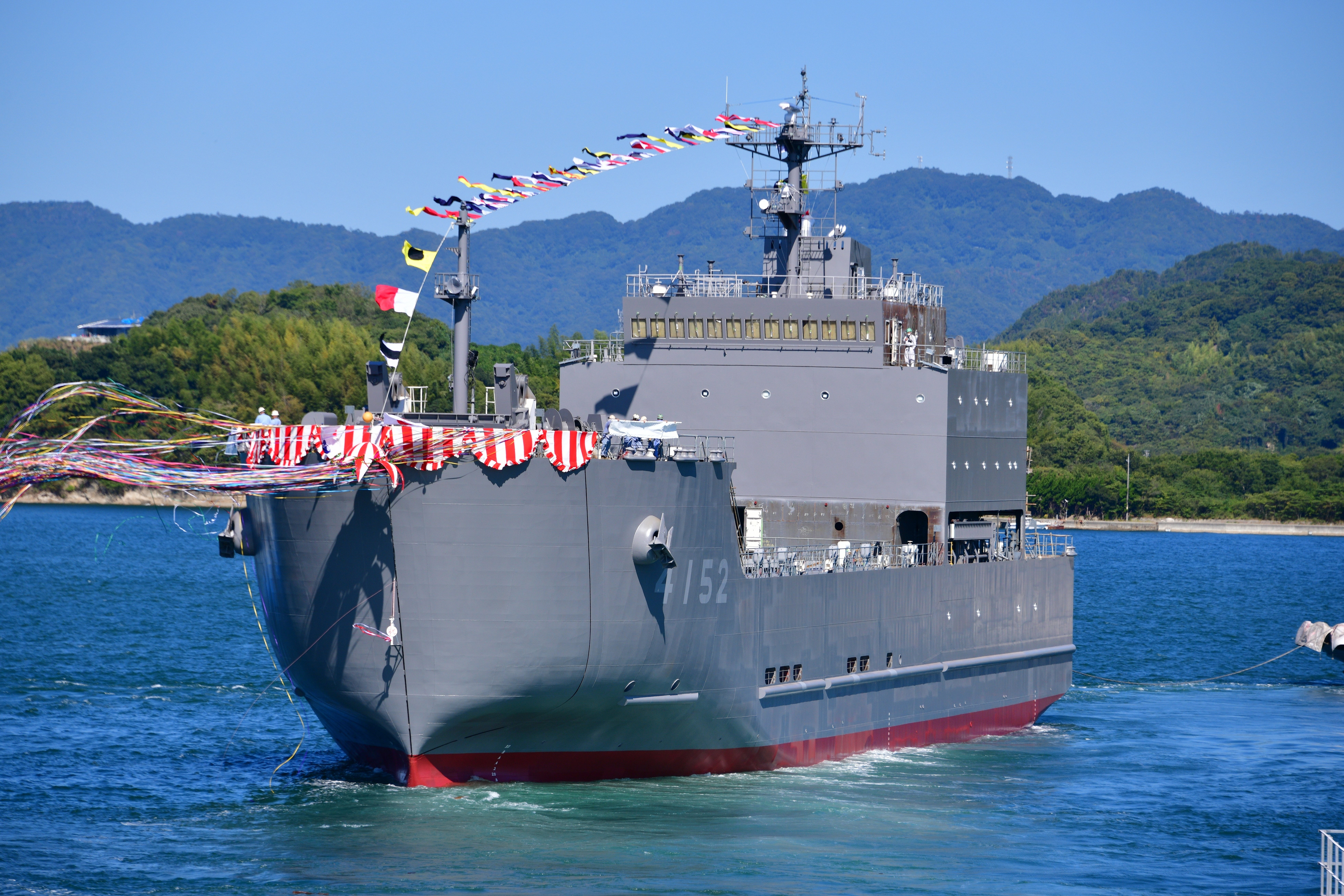 進水式】輸送艦「あまつそら」。青空の瀬戸内に浮かぶ「にほんばれ」型