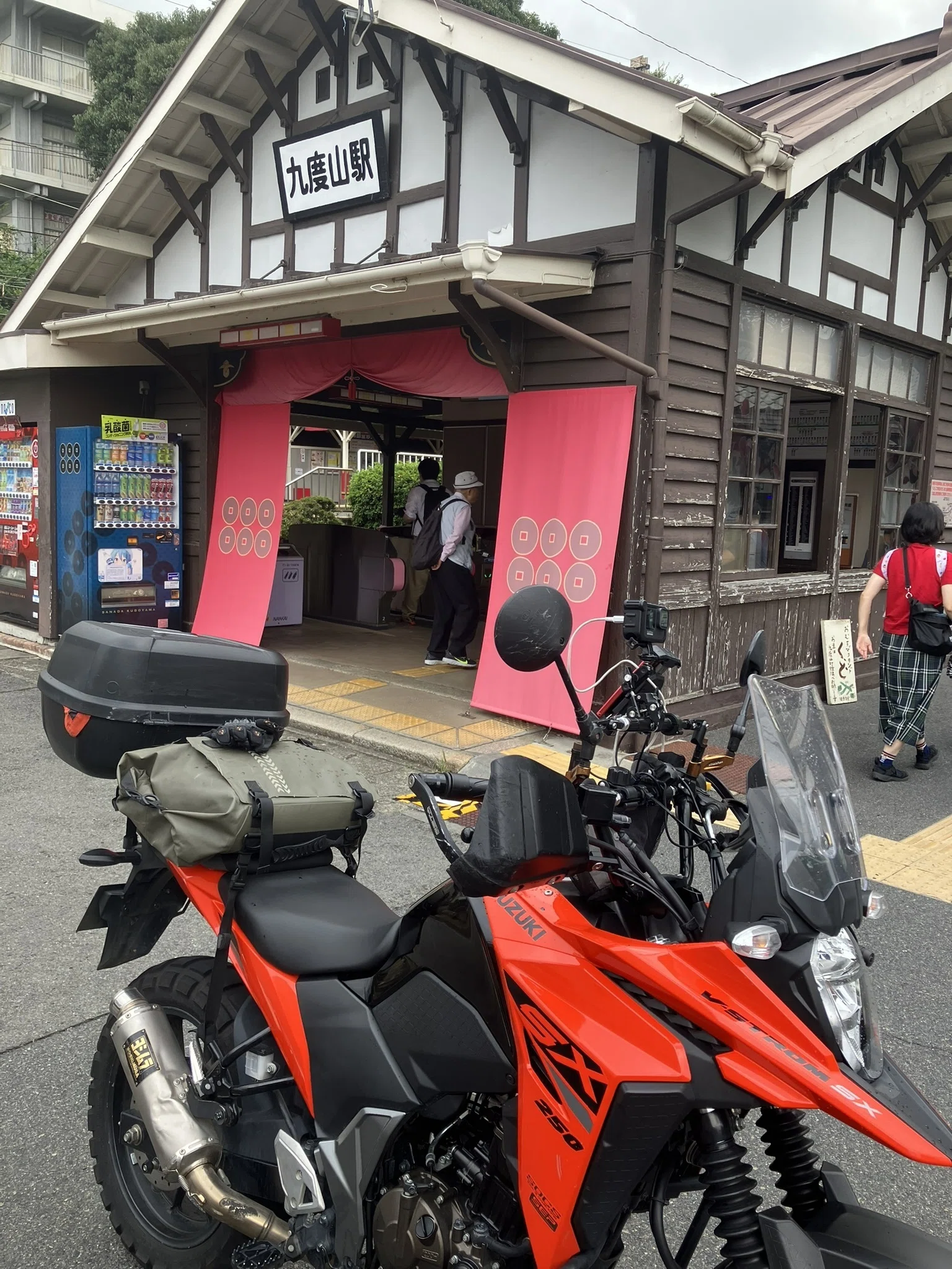 秋の高野山へ──南海高野線をたどるツーリング旅Vストローム250SXで