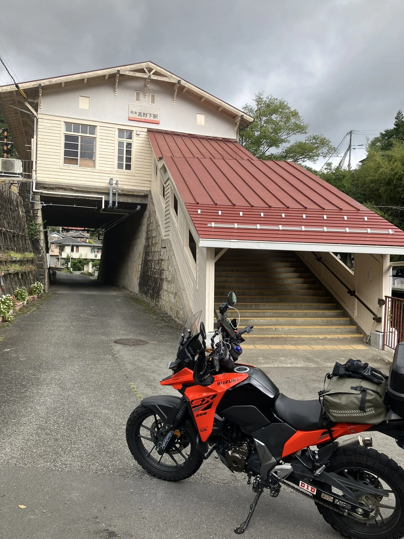 秋の高野山へ──南海高野線をたどるツーリング旅Vストローム250SXで