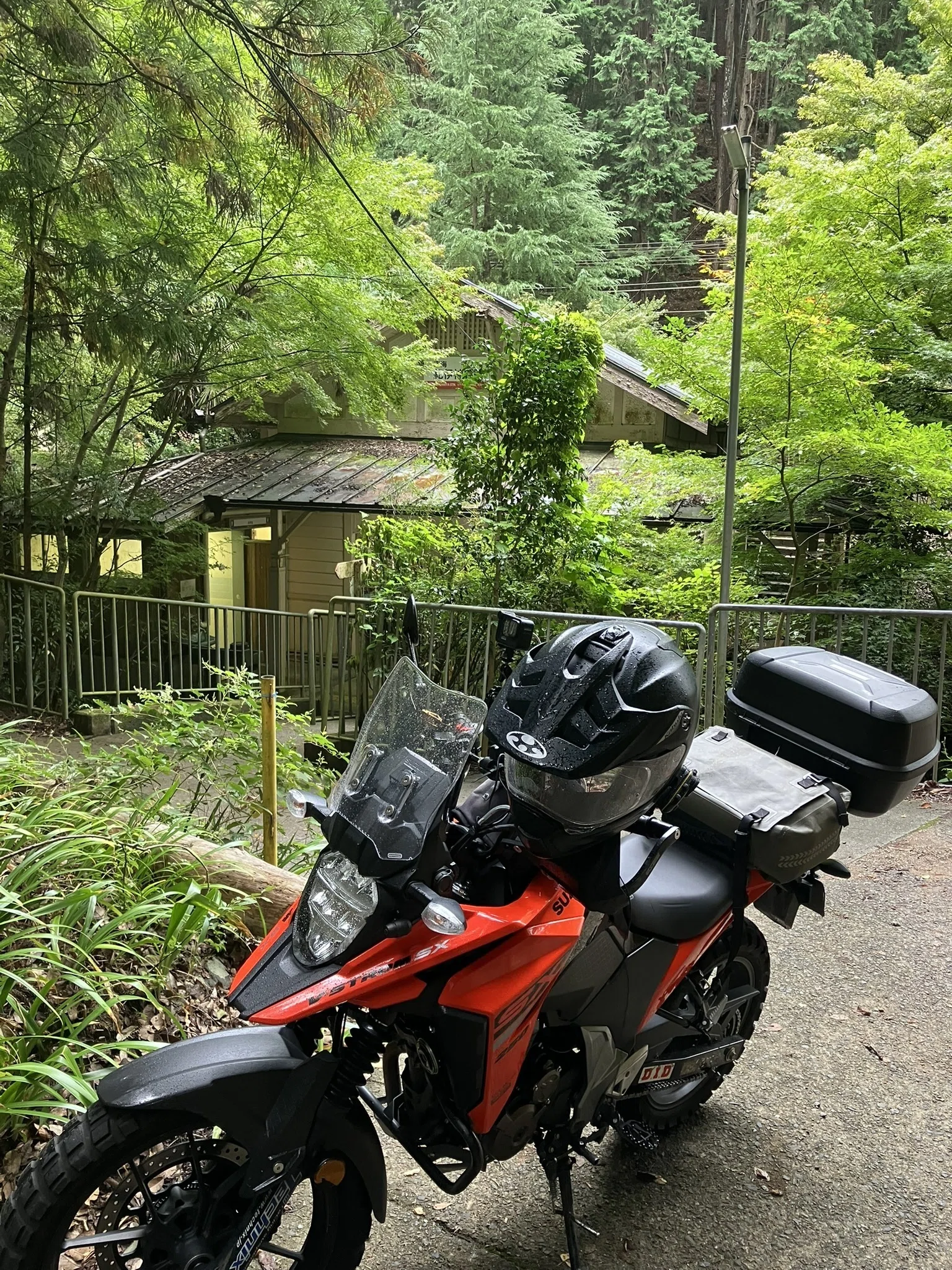 秋の高野山へ──南海高野線をたどるツーリング旅Vストローム250SXで