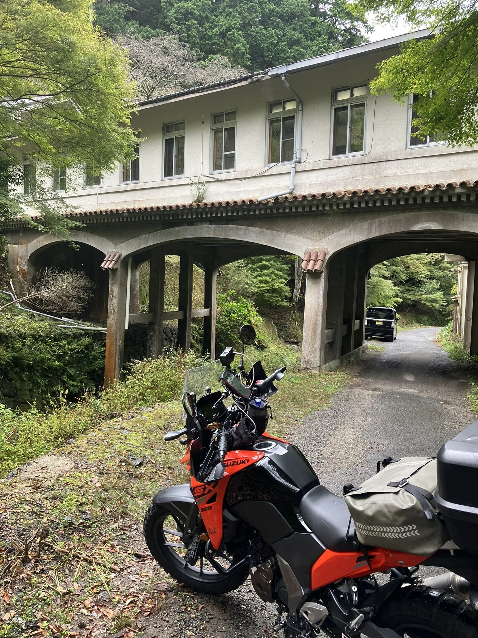 秋の高野山へ──南海高野線をたどるツーリング旅Vストローム250SXで