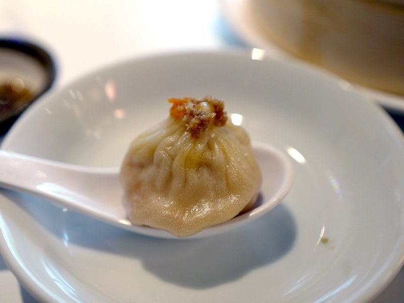 過ぎぬ美味しさ。中国のおばちゃんたちの元気がうれしい小籠包｜サカキ