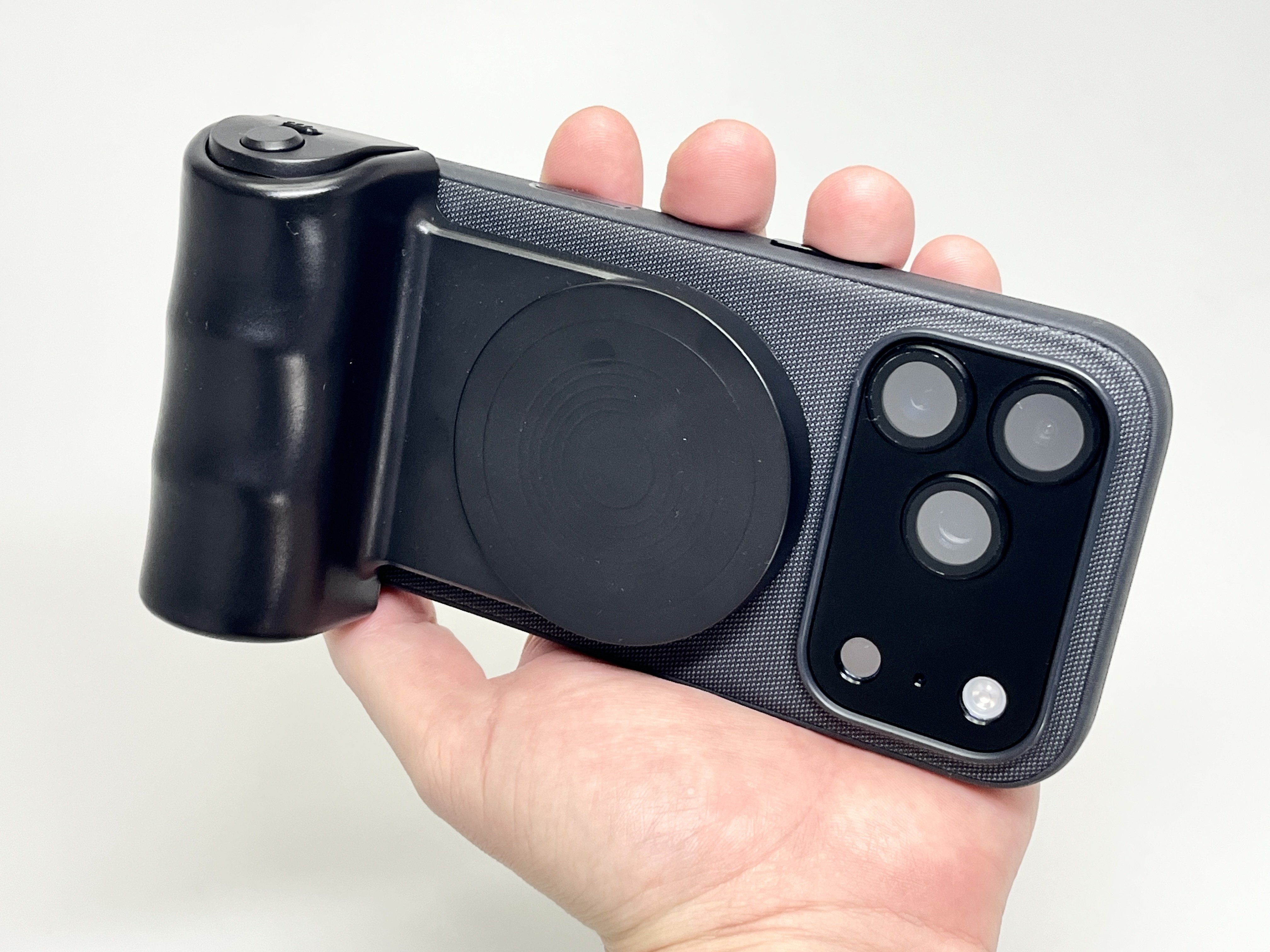 iPhone 17 Proに撮影グリップを2つも買って後悔した理由｜KuroBox