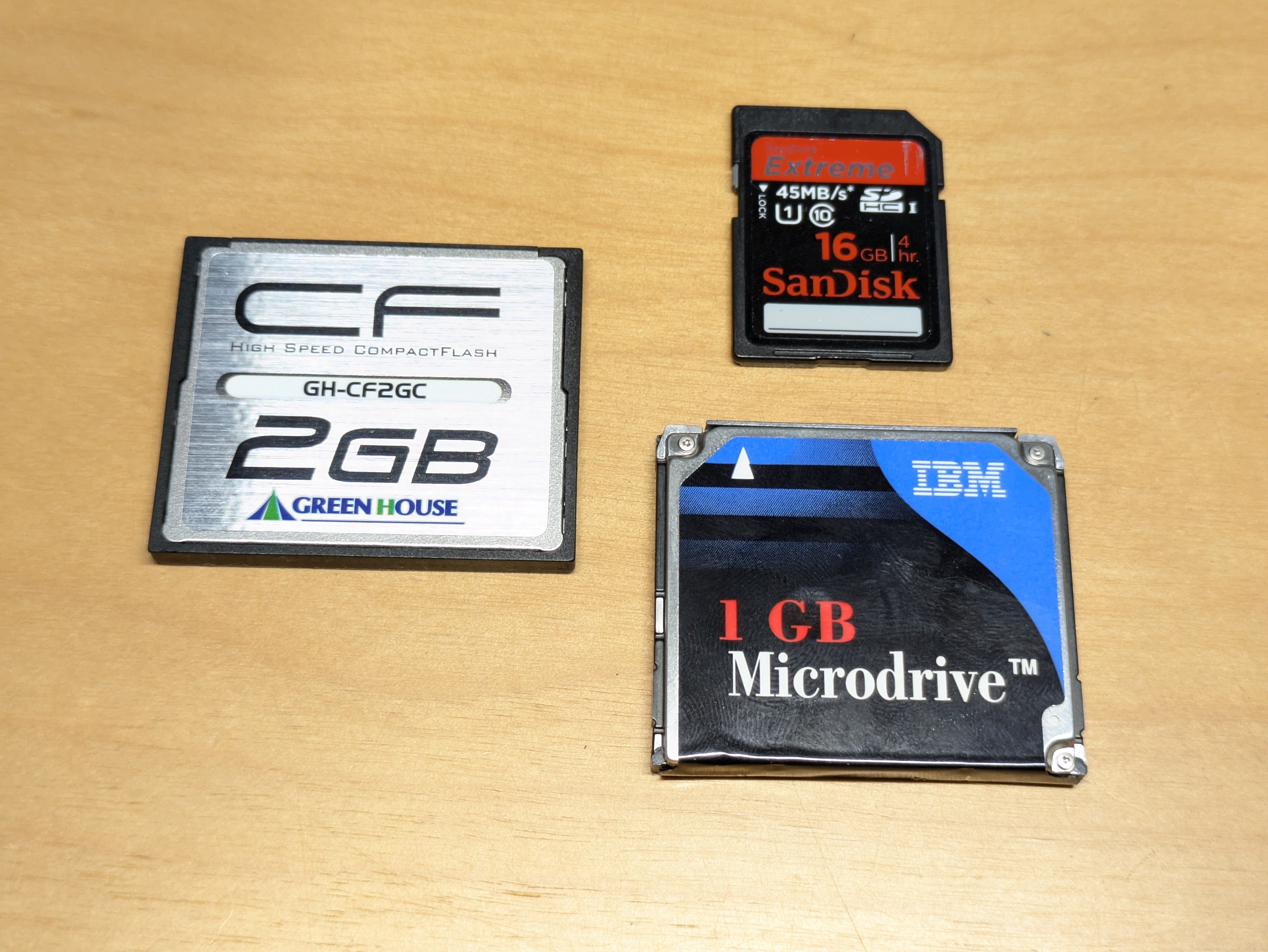 (♡)FinePixF31fd メモリーカード1GB付き FinePixF31fd メモリーカード1GB付き どうにかして25年前のデジカメで2GBの