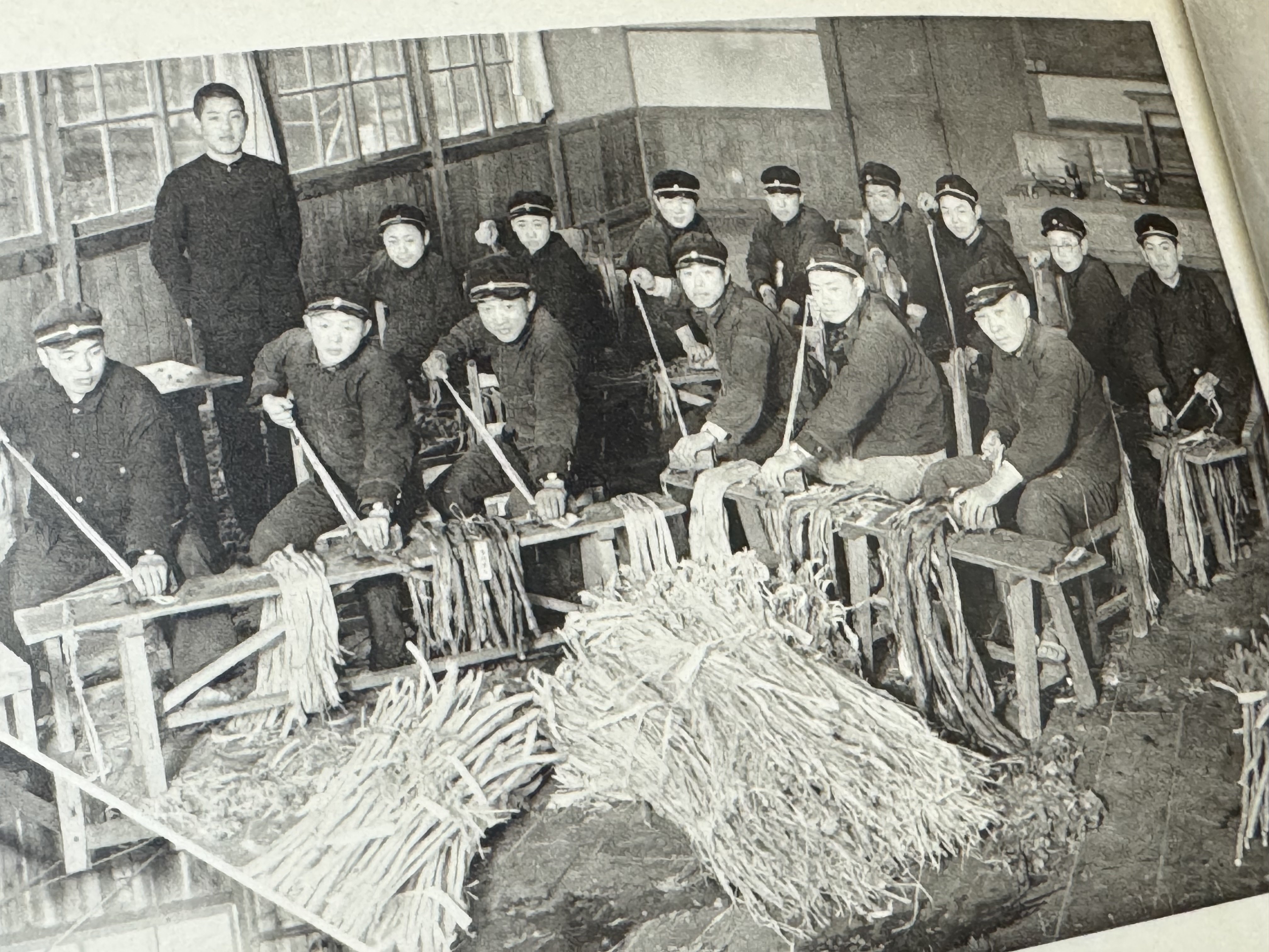 1934（昭和9）年3月卒業生の長野県小県蚕業学校卒業記念写真より、学生