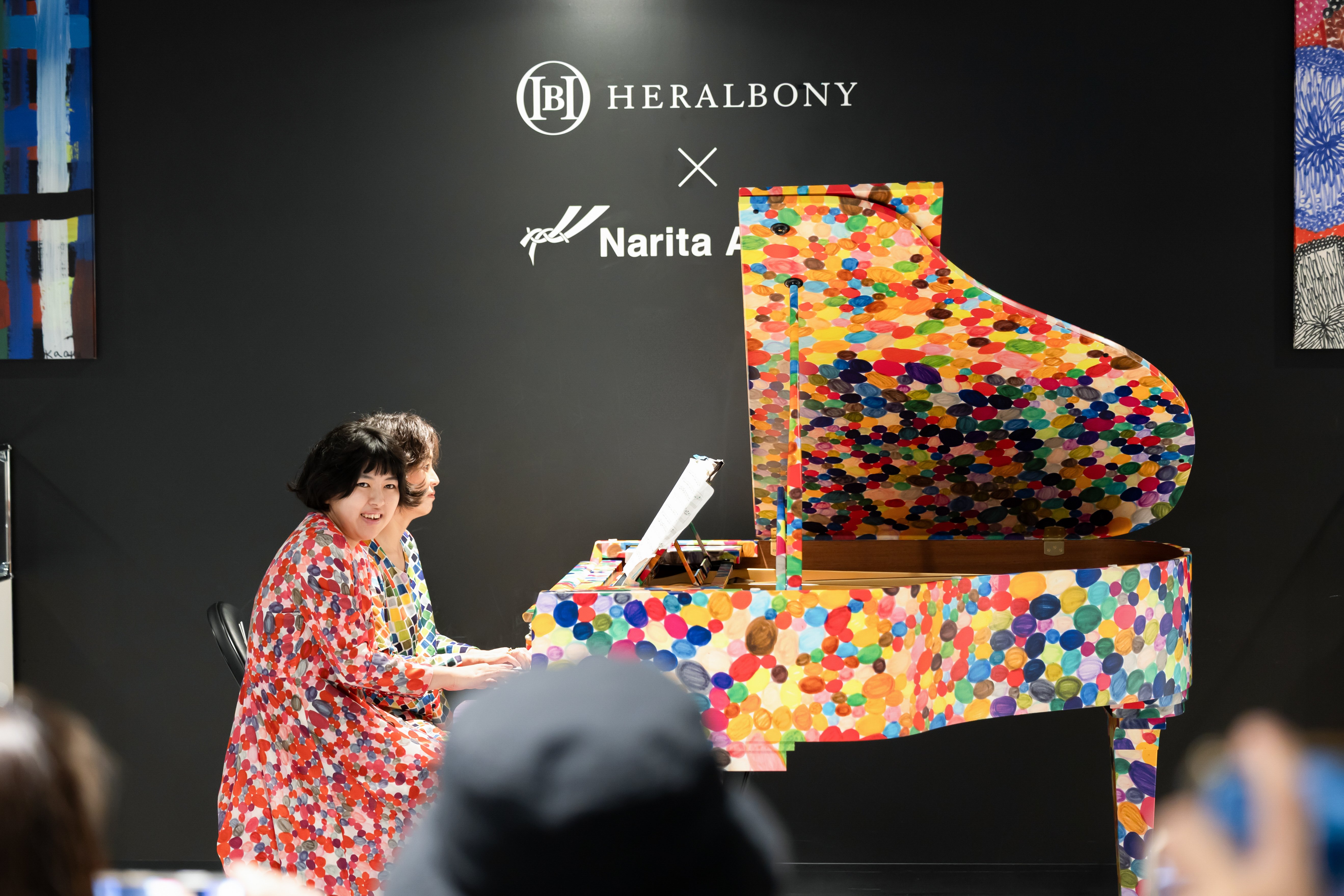 自閉症fuco:が自らのアートを纏い、成田空港でアートピアノを弾くまで