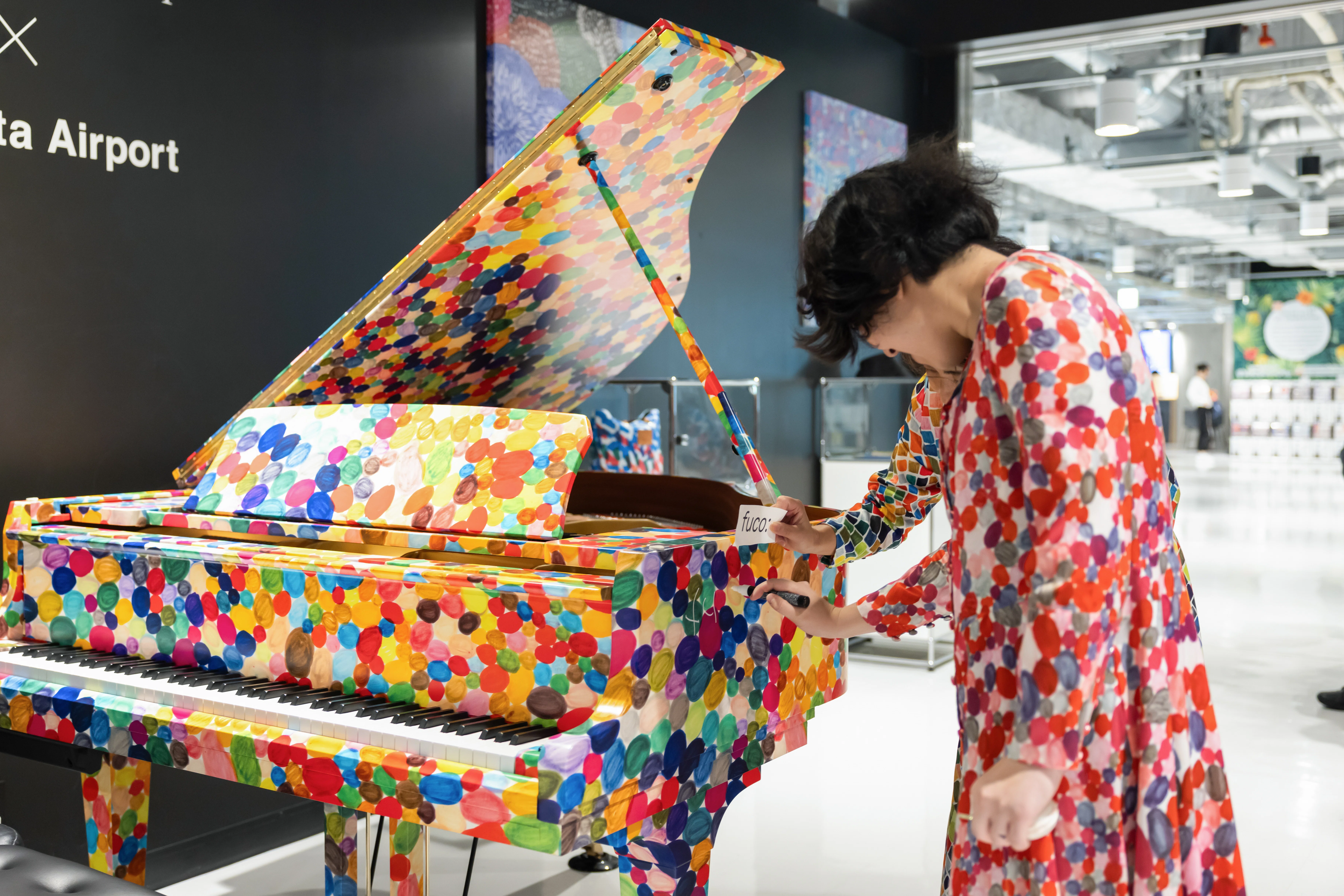 自閉症fuco:が自らのアートを纏い、成田空港でアートピアノを弾くまで