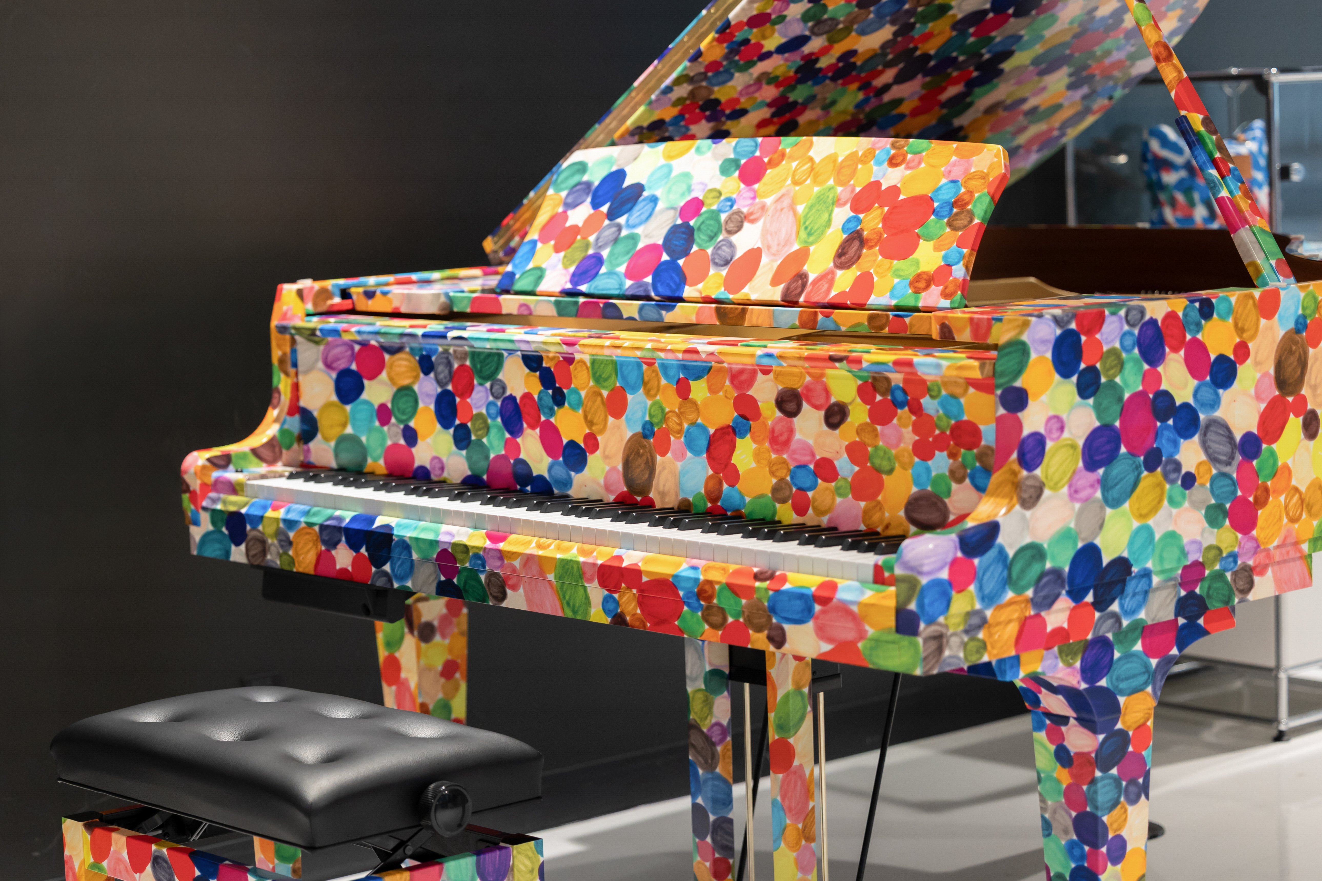 自閉症fuco:が自らのアートを纏い、成田空港でアートピアノを弾くまで