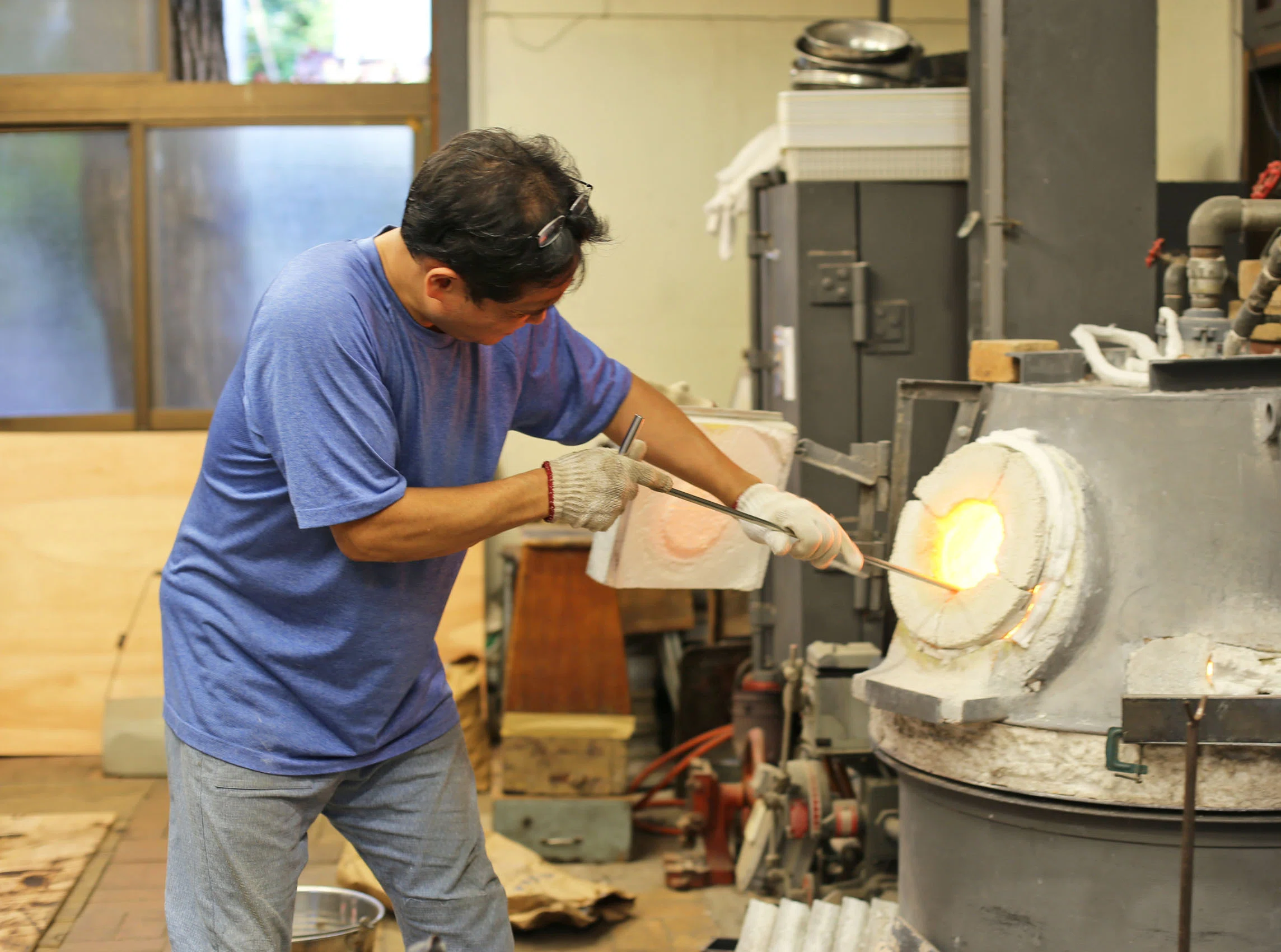 A glass specialty store where you can talk to glass artists