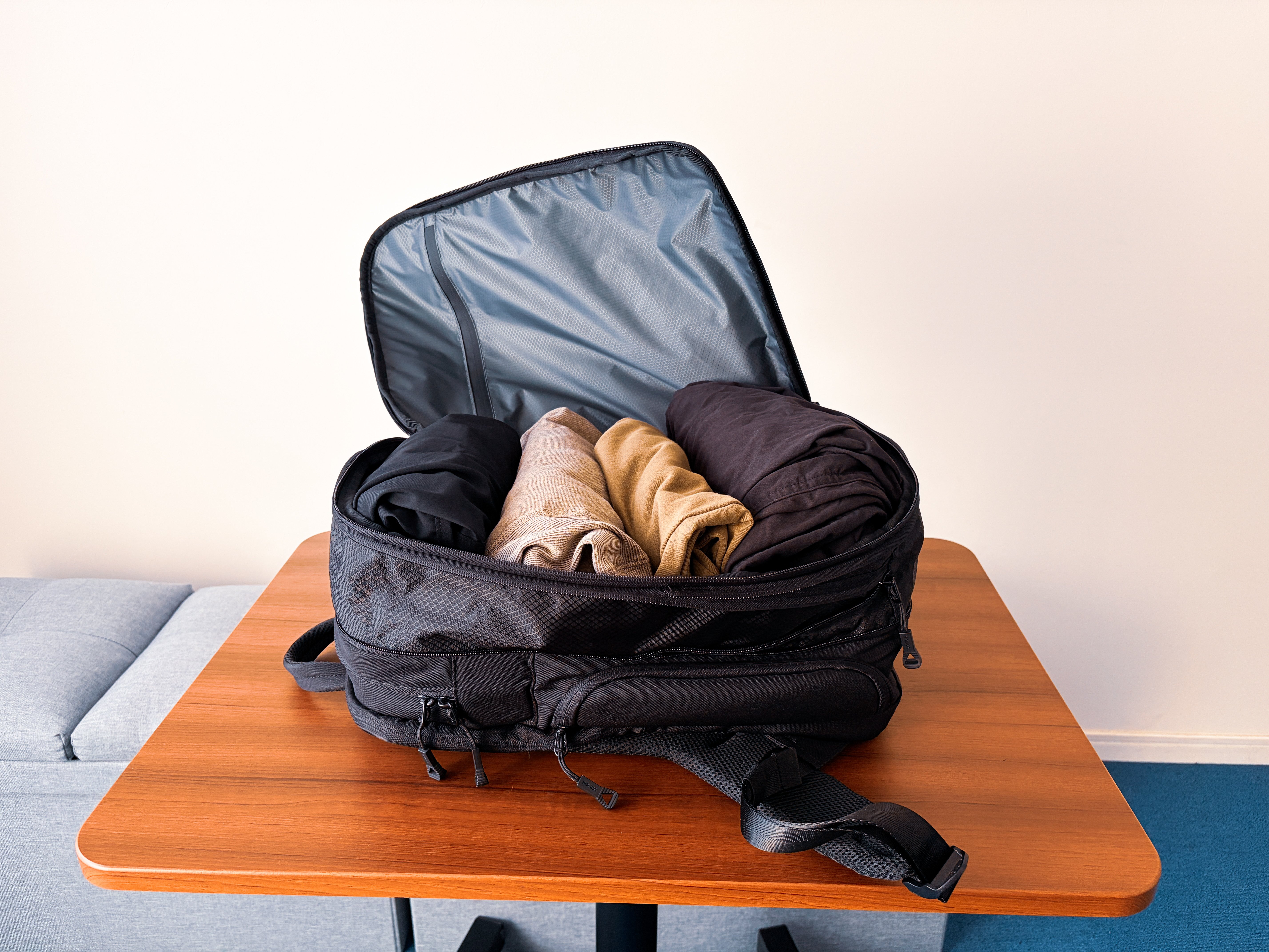 HOLICC One mini。「旅して働く」ために生まれたデイパック【レビュー