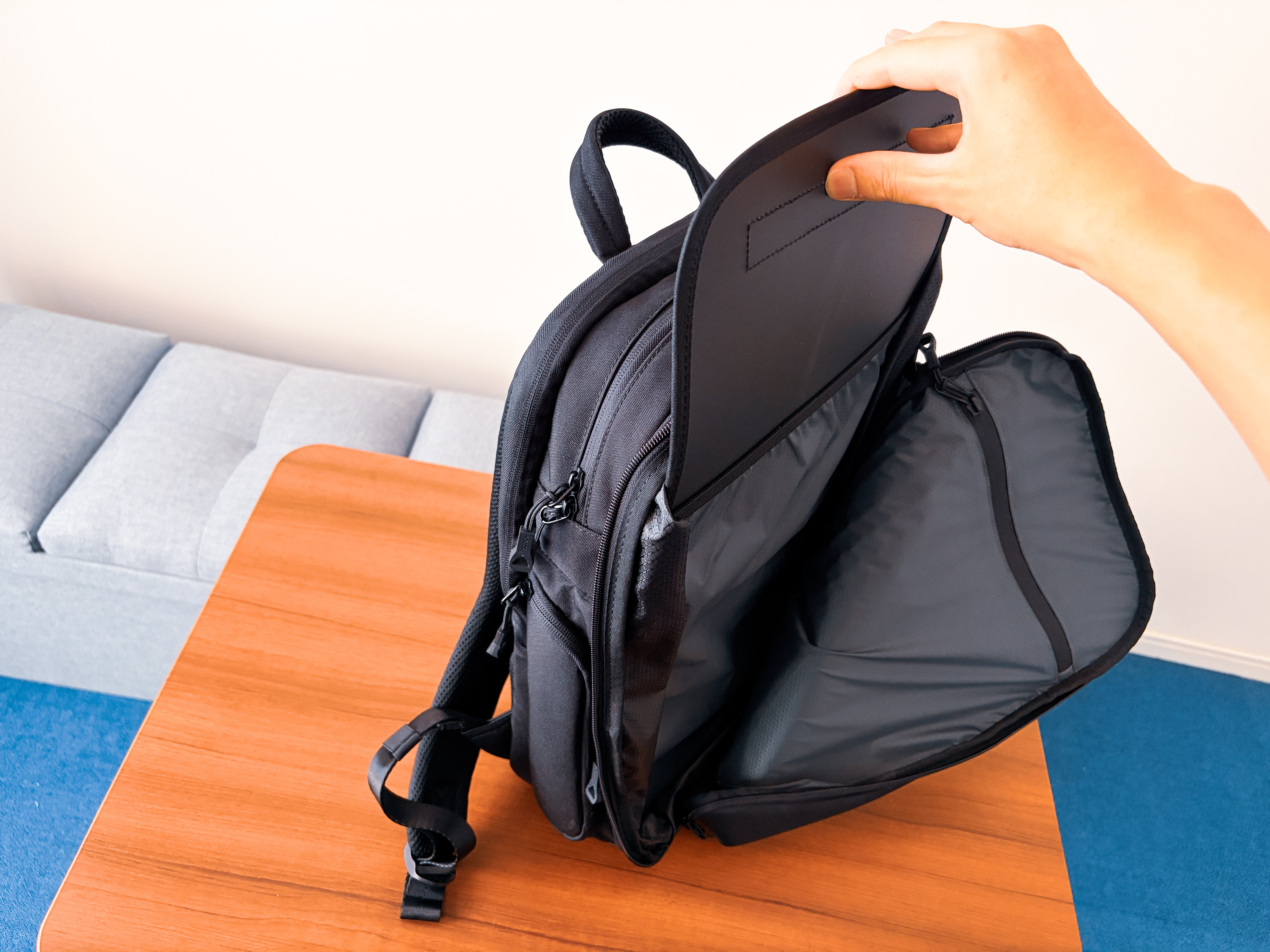 HOLICC One mini。「旅して働く」ために生まれたデイパック【レビュー