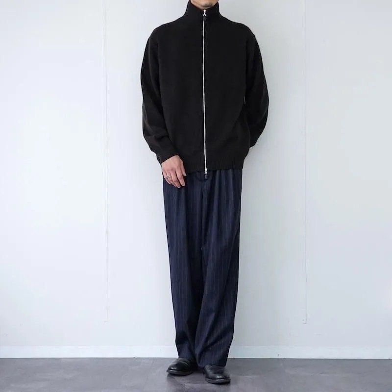 カシミヤの頂を日常に。BATONERが贈る、極上のドライバーズニット