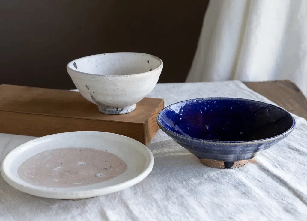 土のぬくもり、色のリズム。「大隅新・小黒ちはる 二人展」開催の
