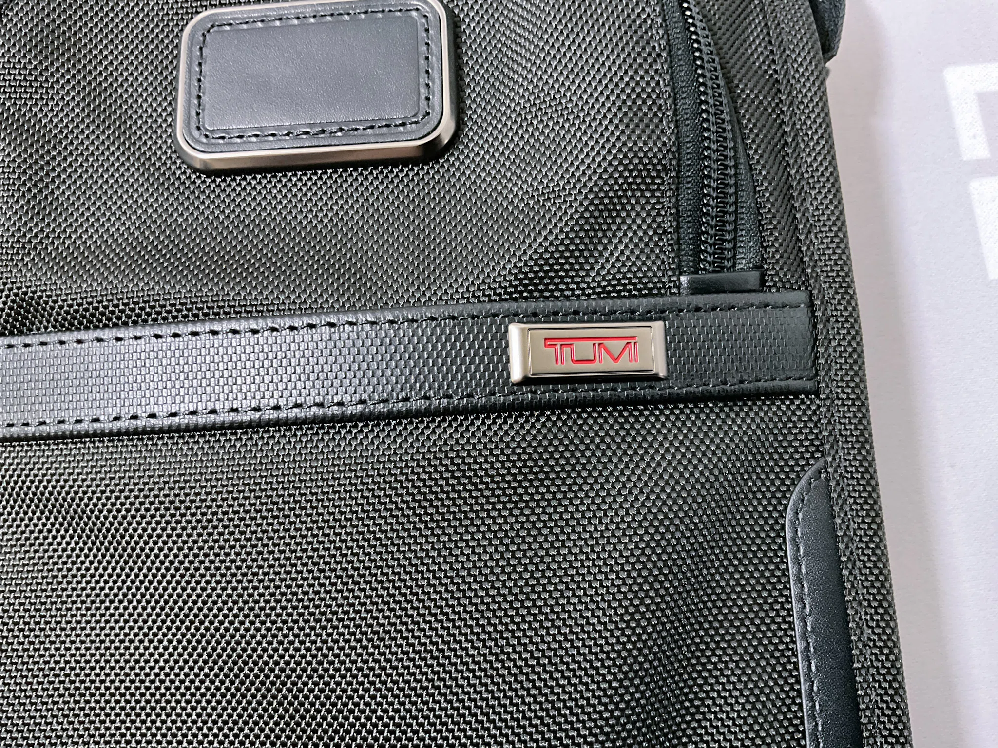 TUMI】「ALPHA ポケット・バッグ・スモール」レビュー【サコッシュに