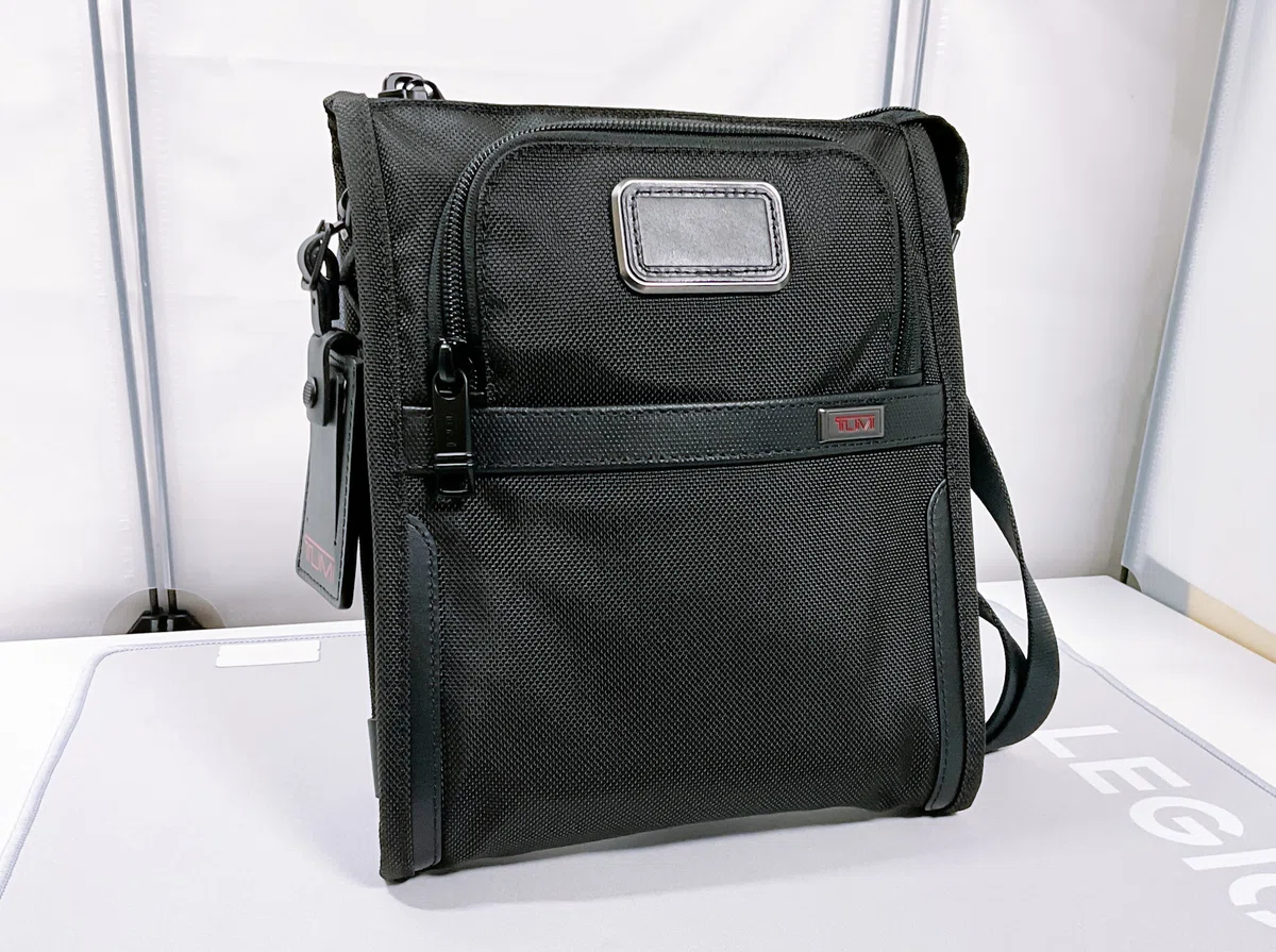 TUMI】「ALPHA ポケット・バッグ・スモール」レビュー【サコッシュに 