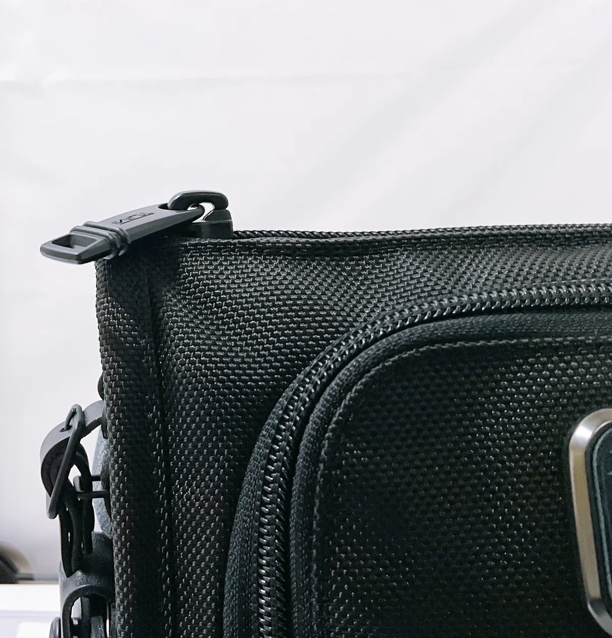 TUMI】「ALPHA ポケット・バッグ・スモール」レビュー【サコッシュに 