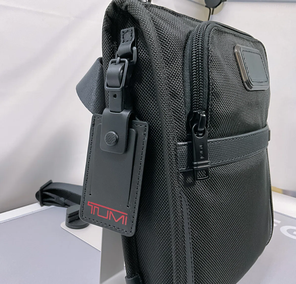 TUMI】「ALPHA ポケット・バッグ・スモール」レビュー【サコッシュに 