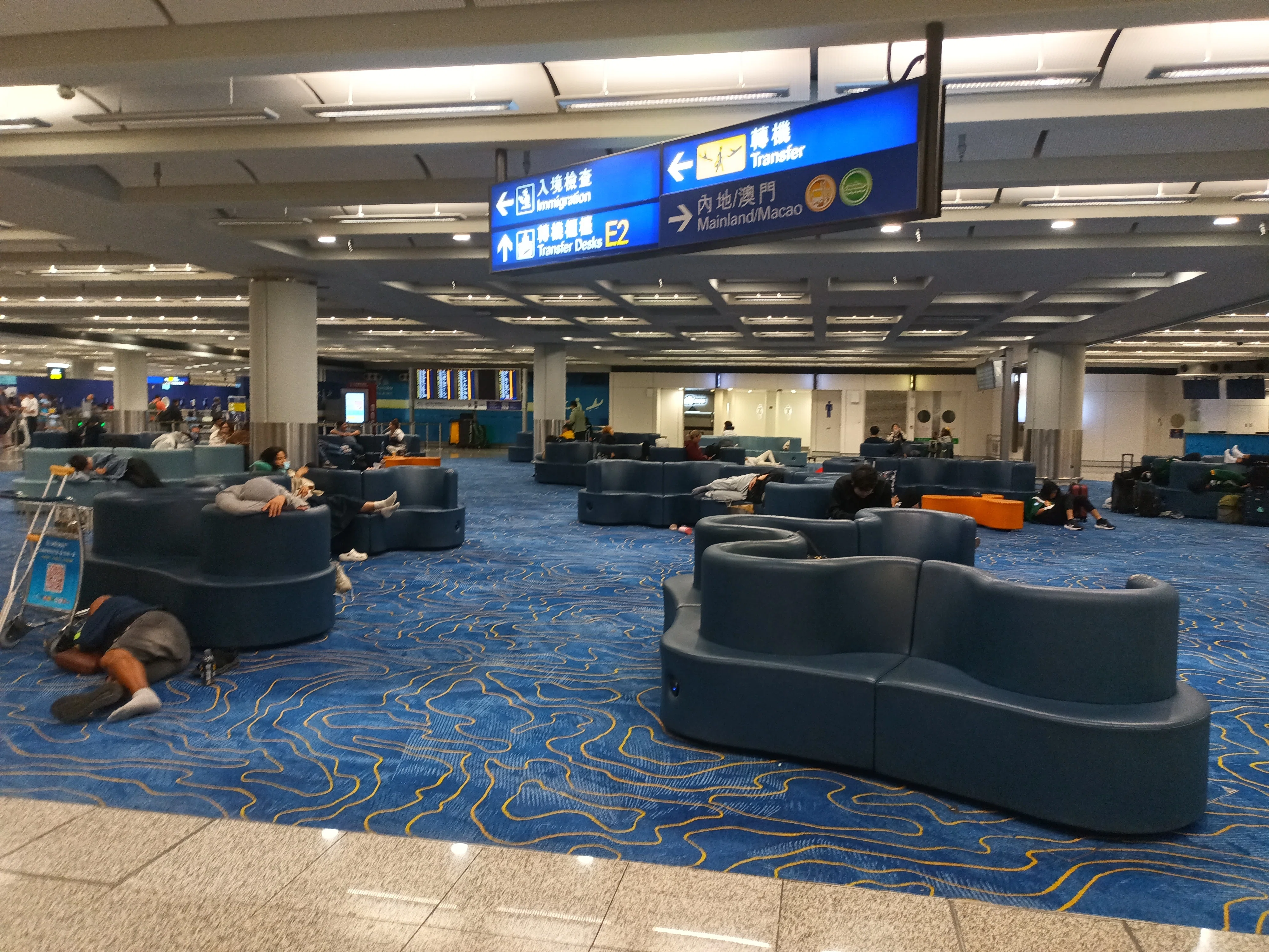 香港空港でビバークして空港ごはん｜3rnk