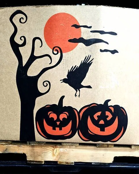 ハロウィン仕様の段ボール箱で笑うかぼちゃとカラス