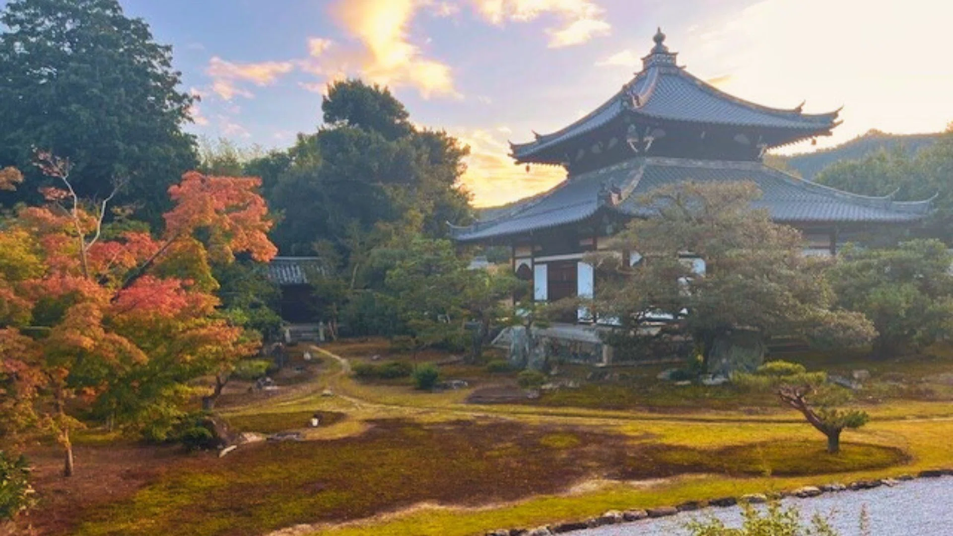 古い瓦を幾重にも埋め込んだ瓦土塀も味わい深い『鹿王院』をご案内
