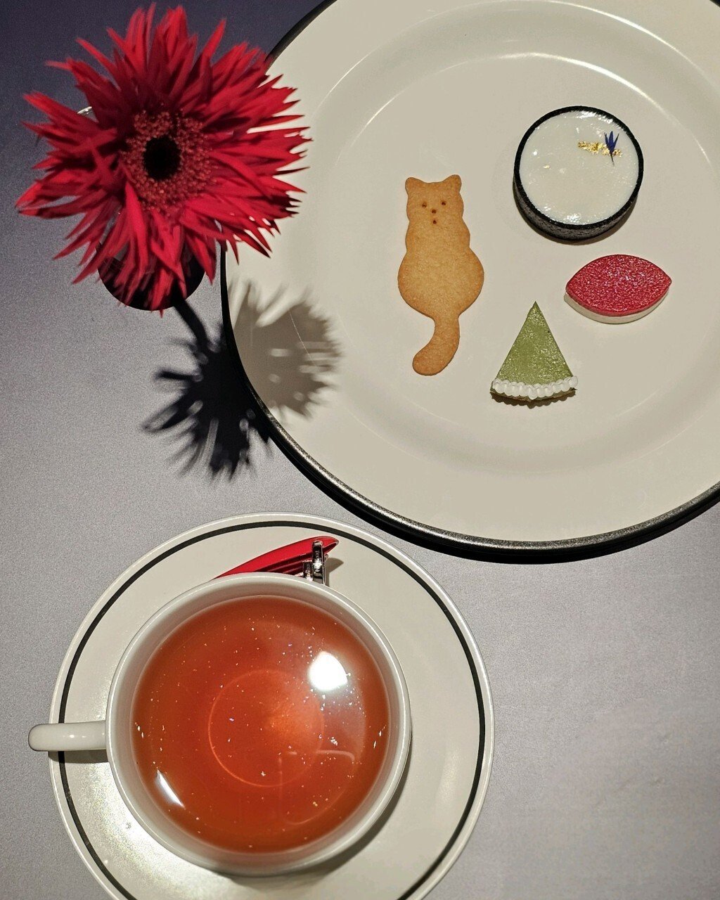 NUDAKE TEAHOUSE／ヌデイク ティハウス 聖水の高級ティーラウンジで