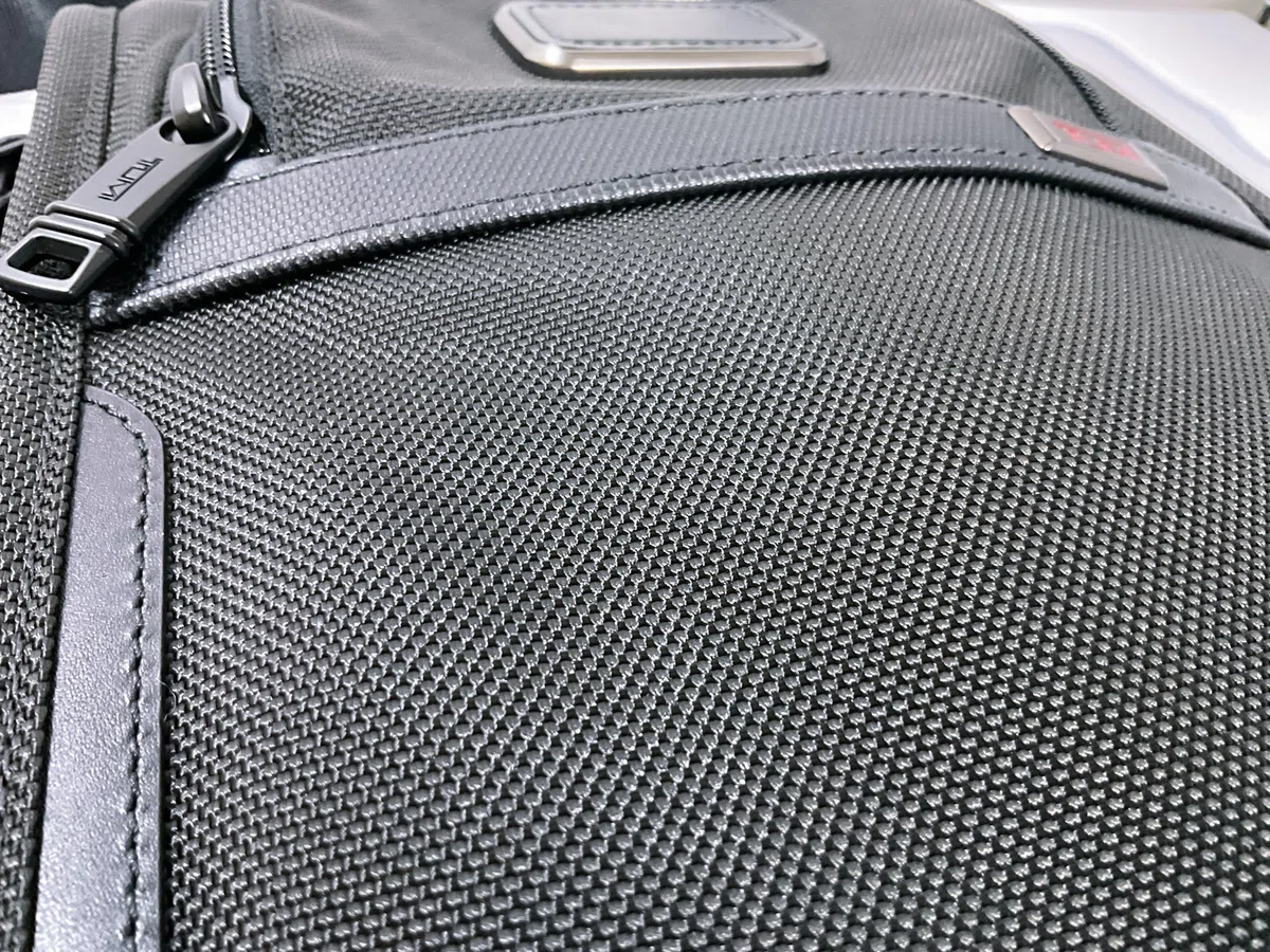 TUMI】「ALPHA ポケット・バッグ・スモール」レビュー【サコッシュに 