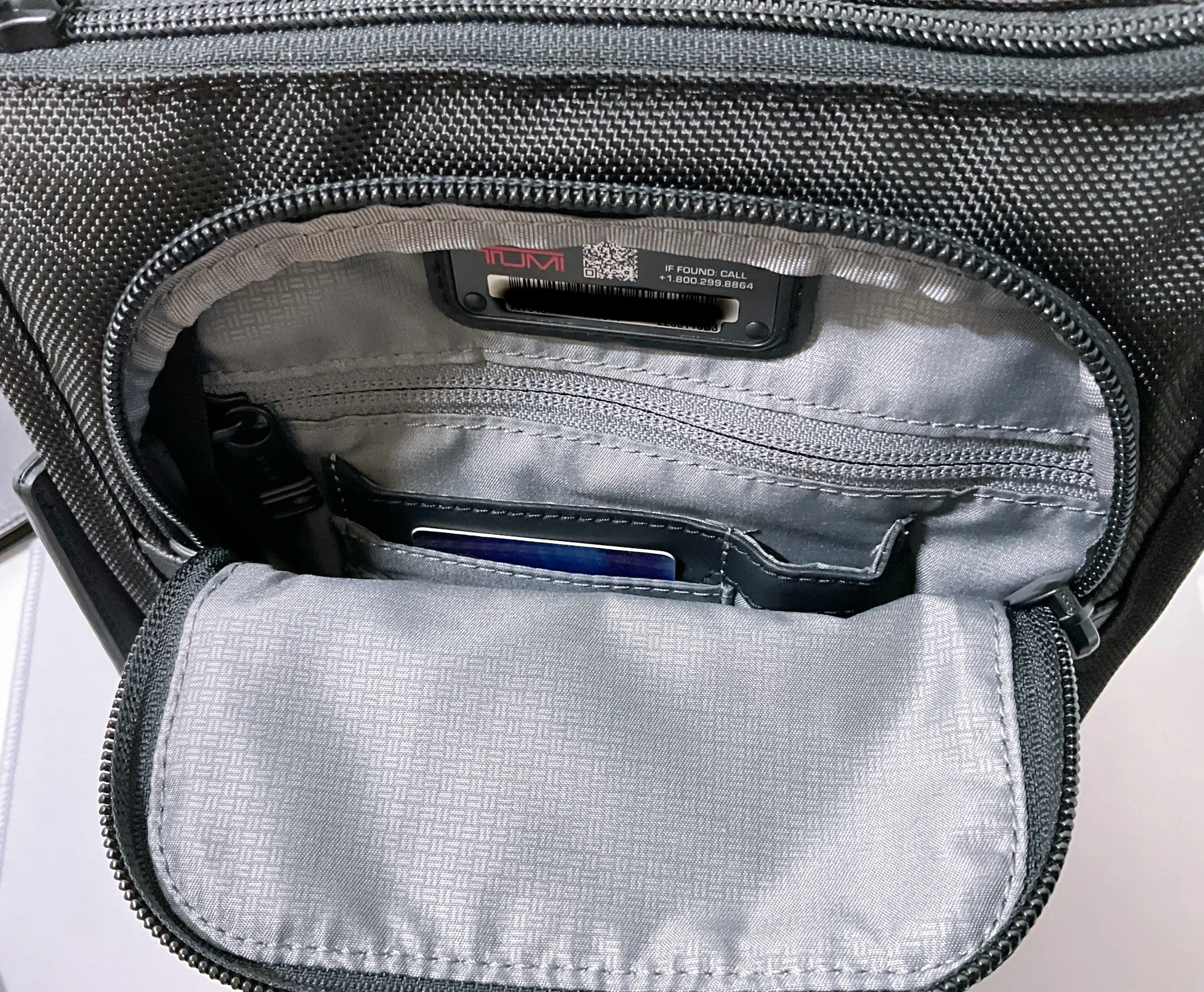 TUMI】「ALPHA ポケット・バッグ・スモール」レビュー【サコッシュに