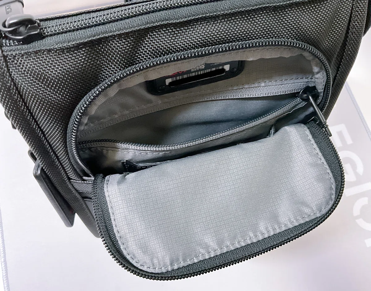 TUMI】「ALPHA ポケット・バッグ・スモール」レビュー【サコッシュに 
