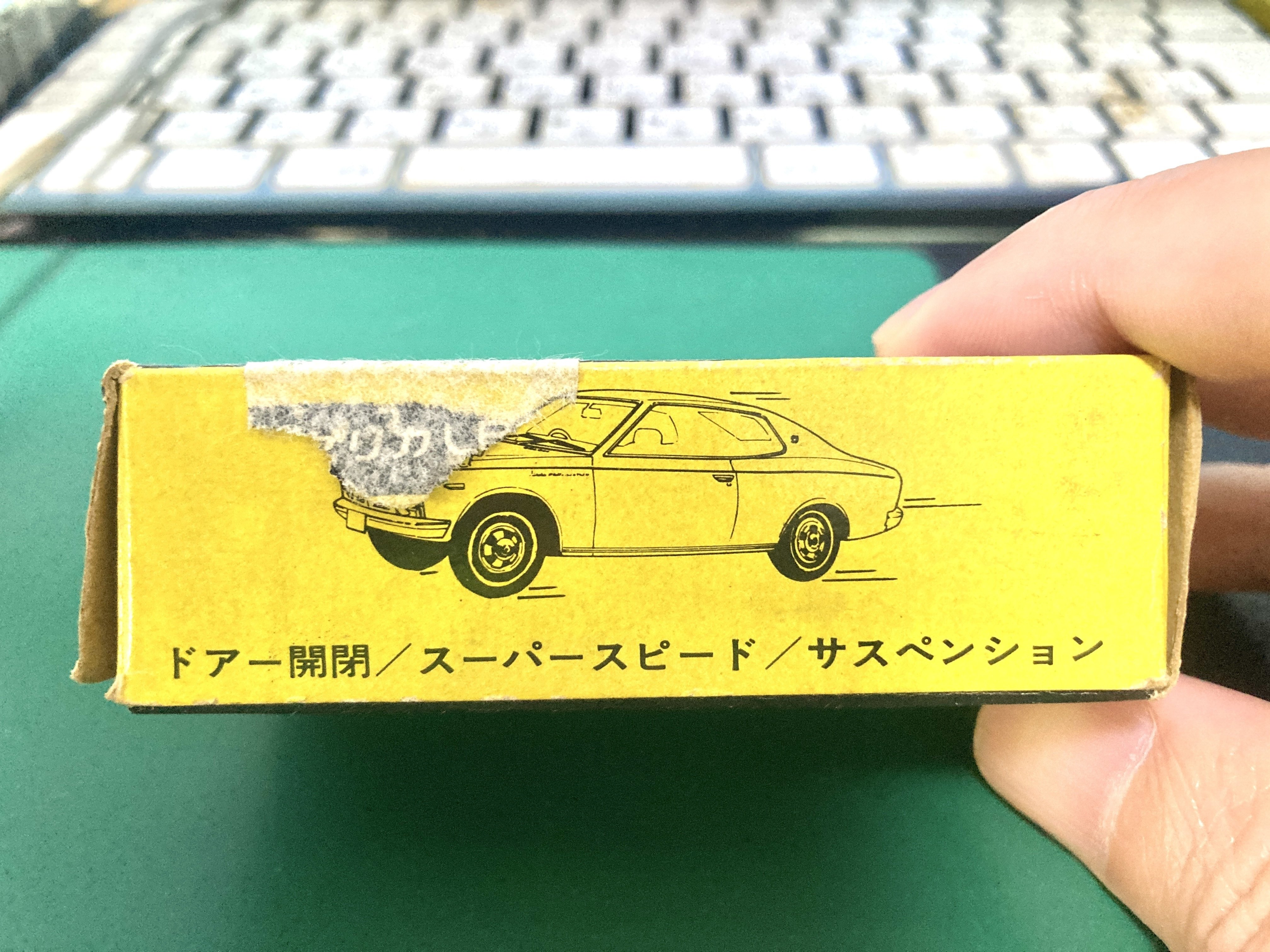 父のメモが残る小さな箱──トミカ・ローレル2000GXが語る昭和の記憶