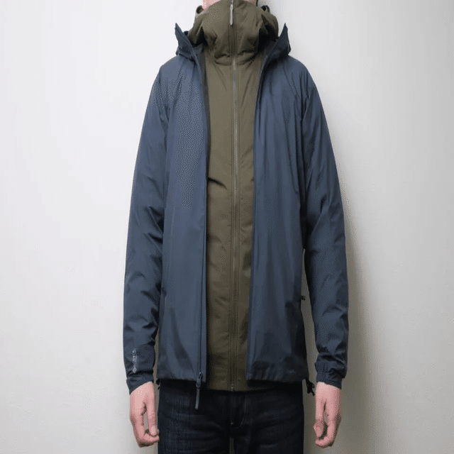 アークテリクス ソラノフーディをレビュー！都会に馴染む完全防風