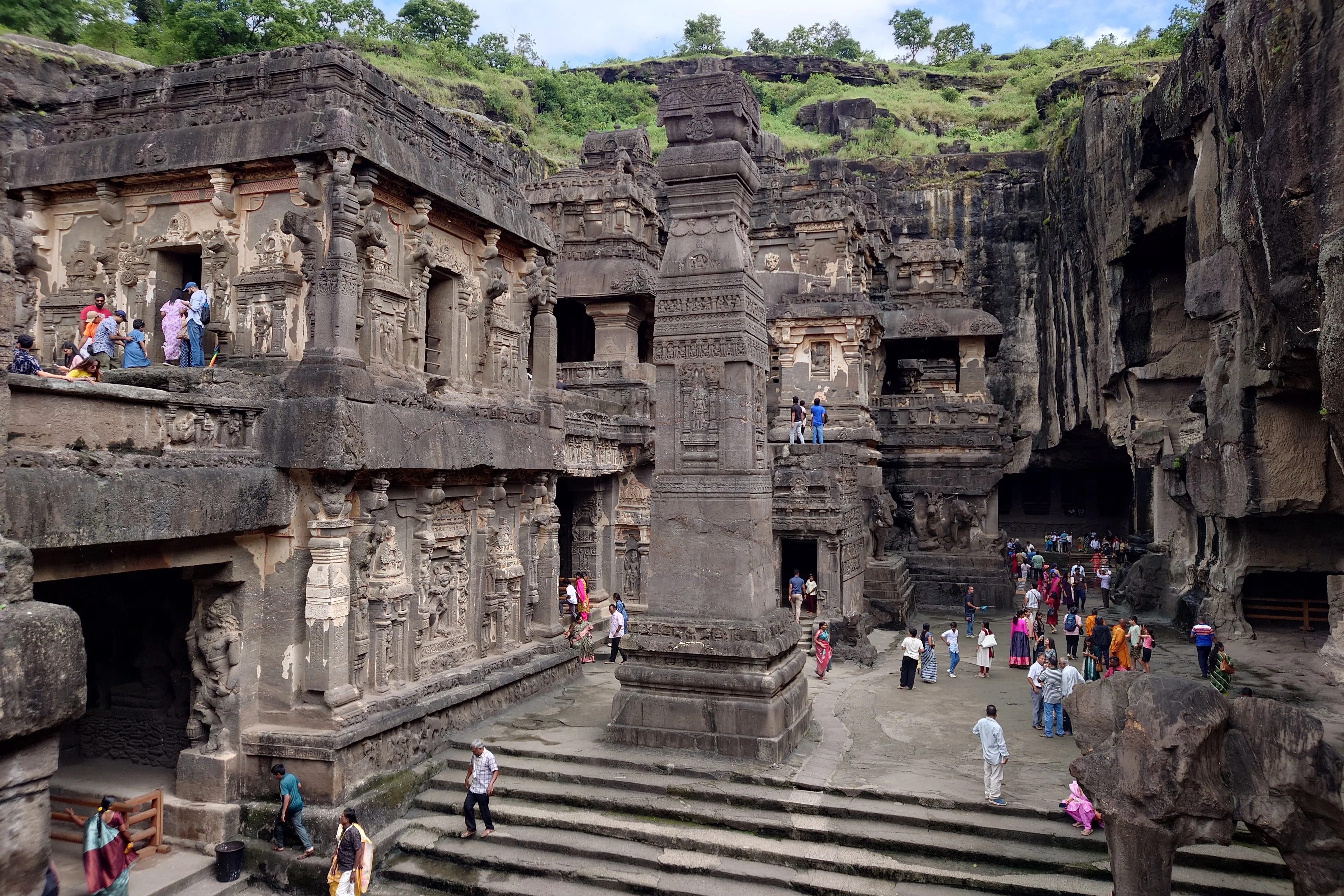 インドヒンドゥー道祖神　石宿 光さすシヴァ神の宮殿【インド魔性の旅⑤】エローラ｜へいすてぃ