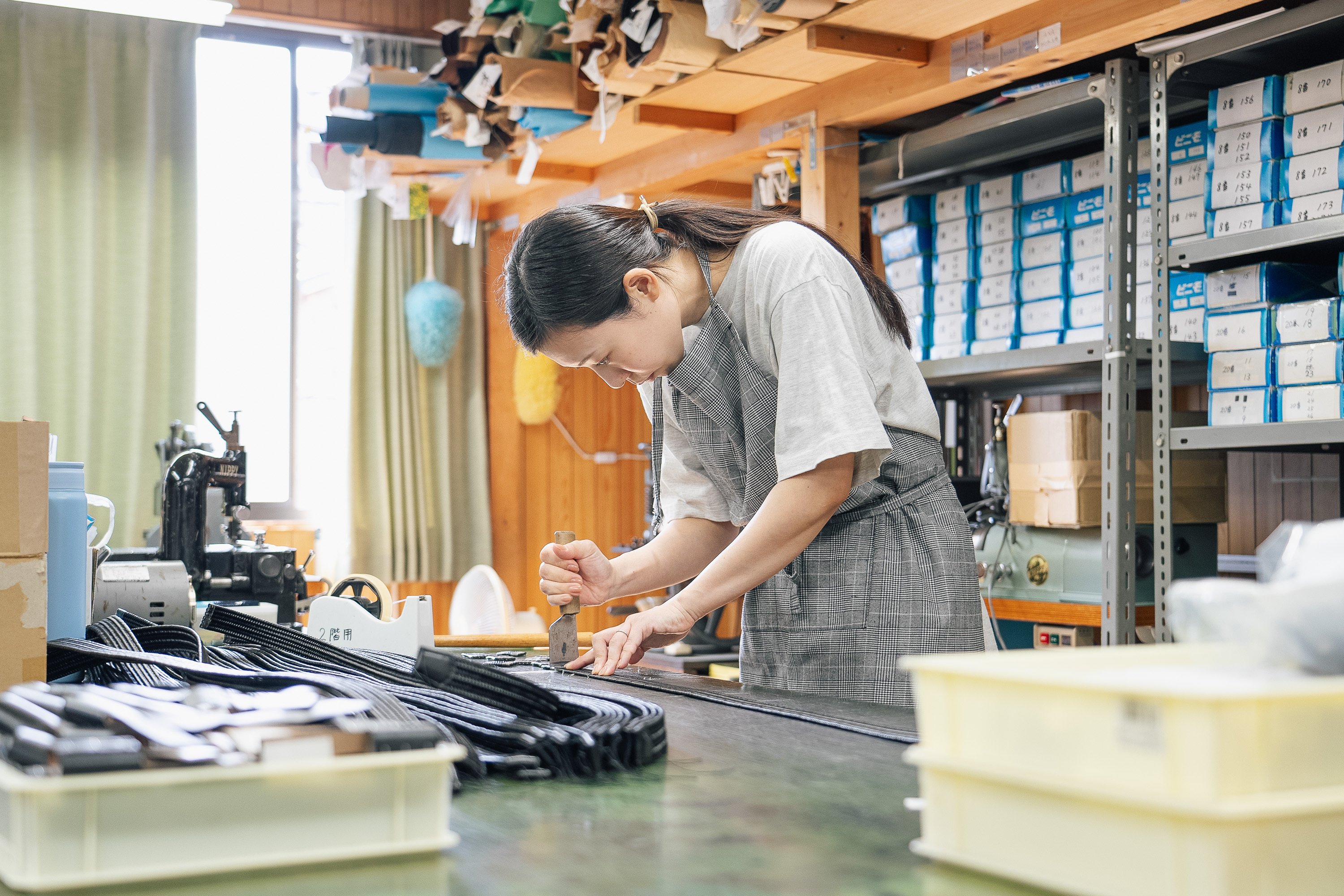 手作業が生む、ぬくもりと機能性。葛飾の職人が届ける「伸びる本革