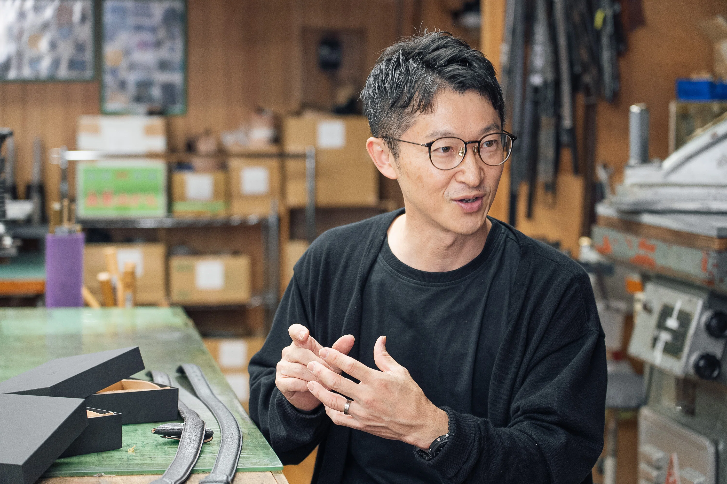 手作業が生む、ぬくもりと機能性。葛飾の職人が届ける「伸びる本革