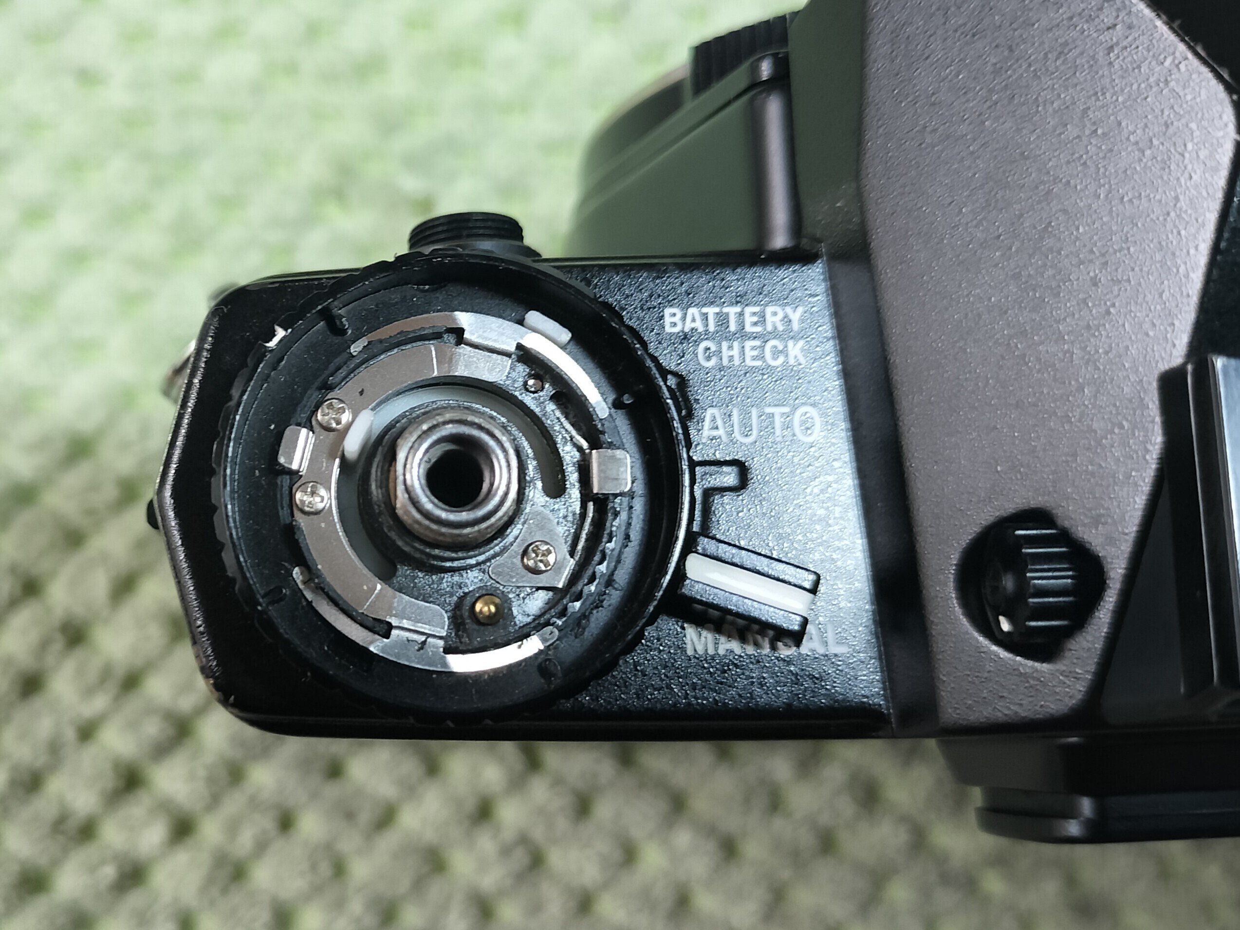 Olympus OM-4, OM-4Tiの分解｜フィルムカメラ修理のアクアカメラ