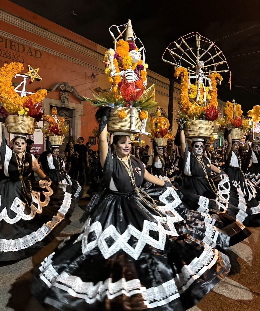 1点もの オアハカ 死者の祭り 骸骨ハート型陶器装飾品 DAY317・メキシコ】死者の日inオアハカを堪能💀💀💀 │ ぷちゅ旅