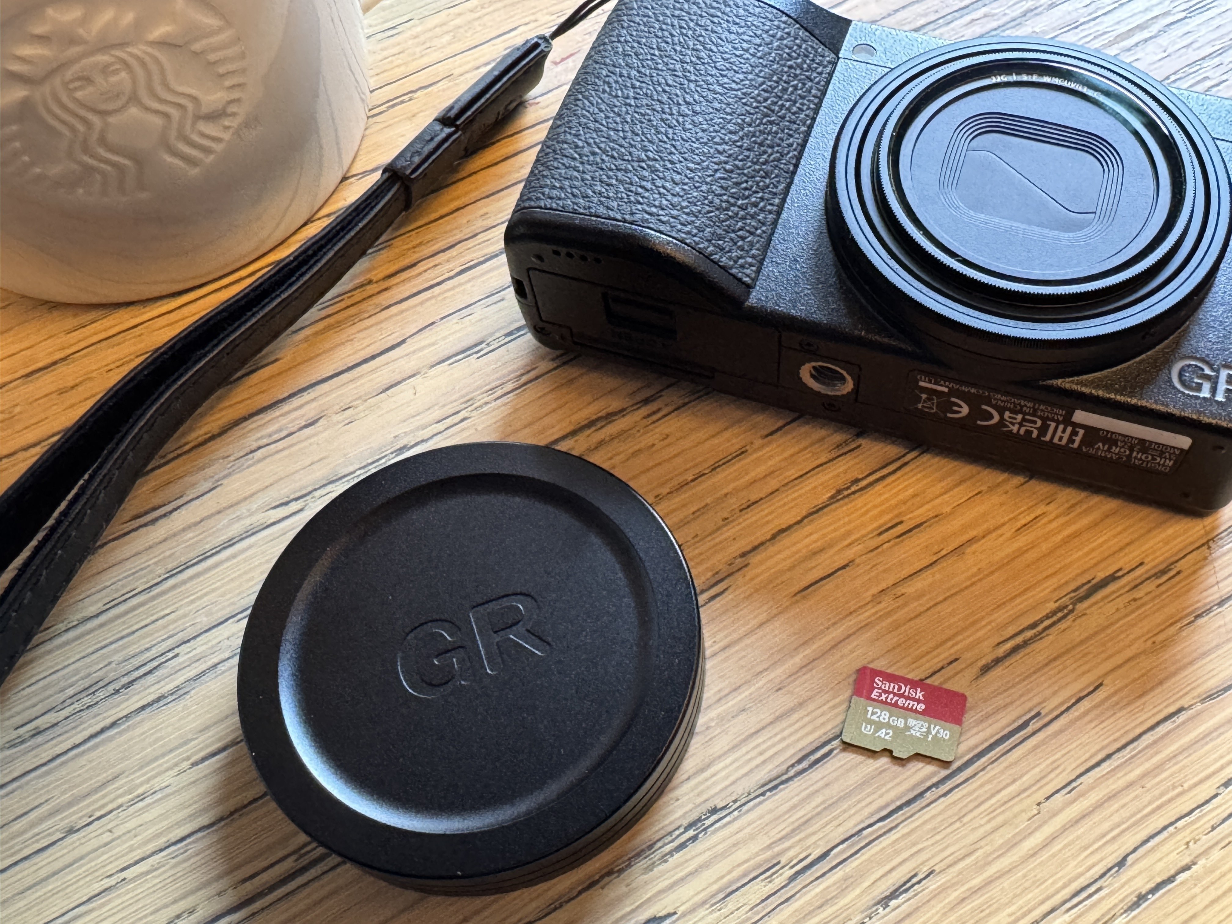 【美品】RICOH GR DIGITAL IV 革製キャップ付き GR IVと一緒に購入したアクセサリー紹介｜K | The Tokyo Snap