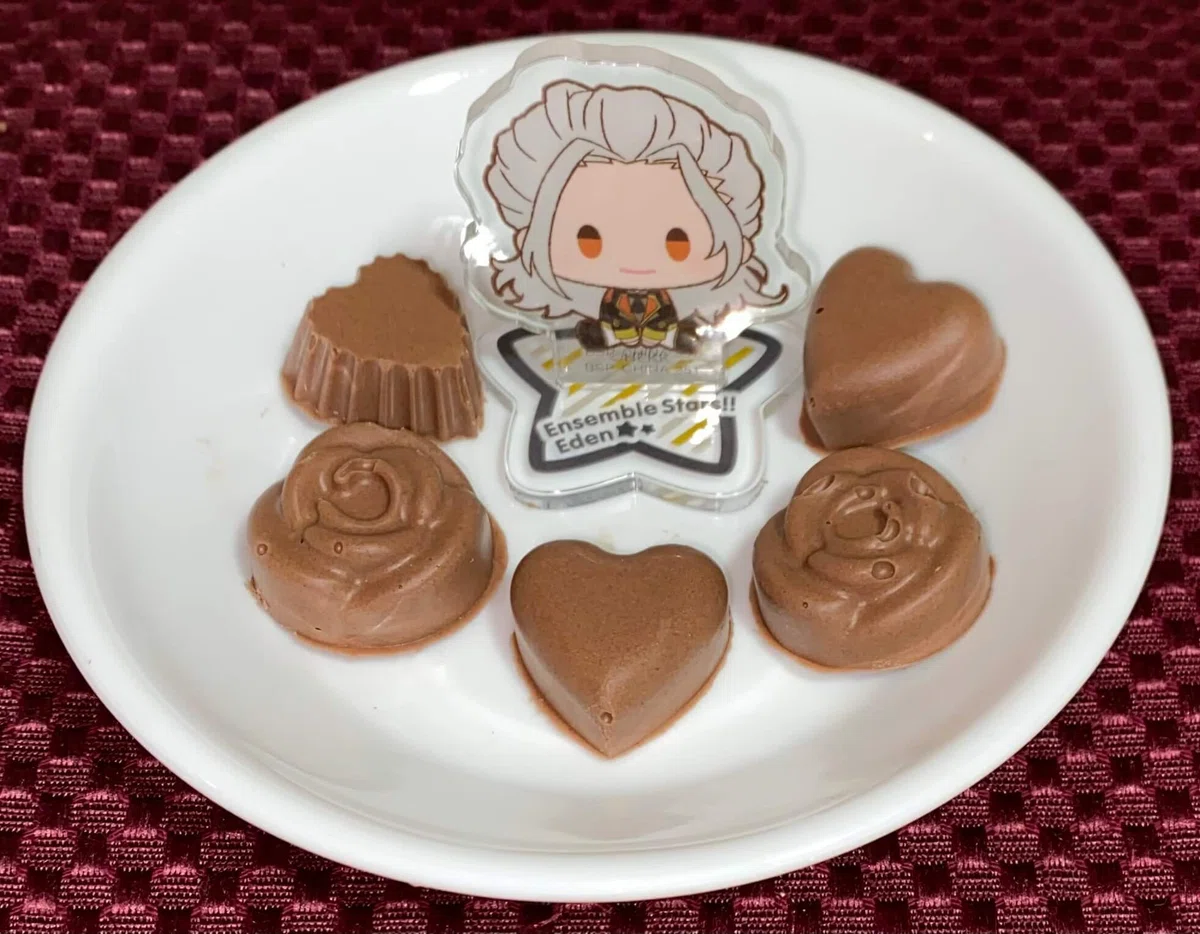 プロテイン入り手作りチョコレートの写真。ハート型とバラ型のチョコレートです。