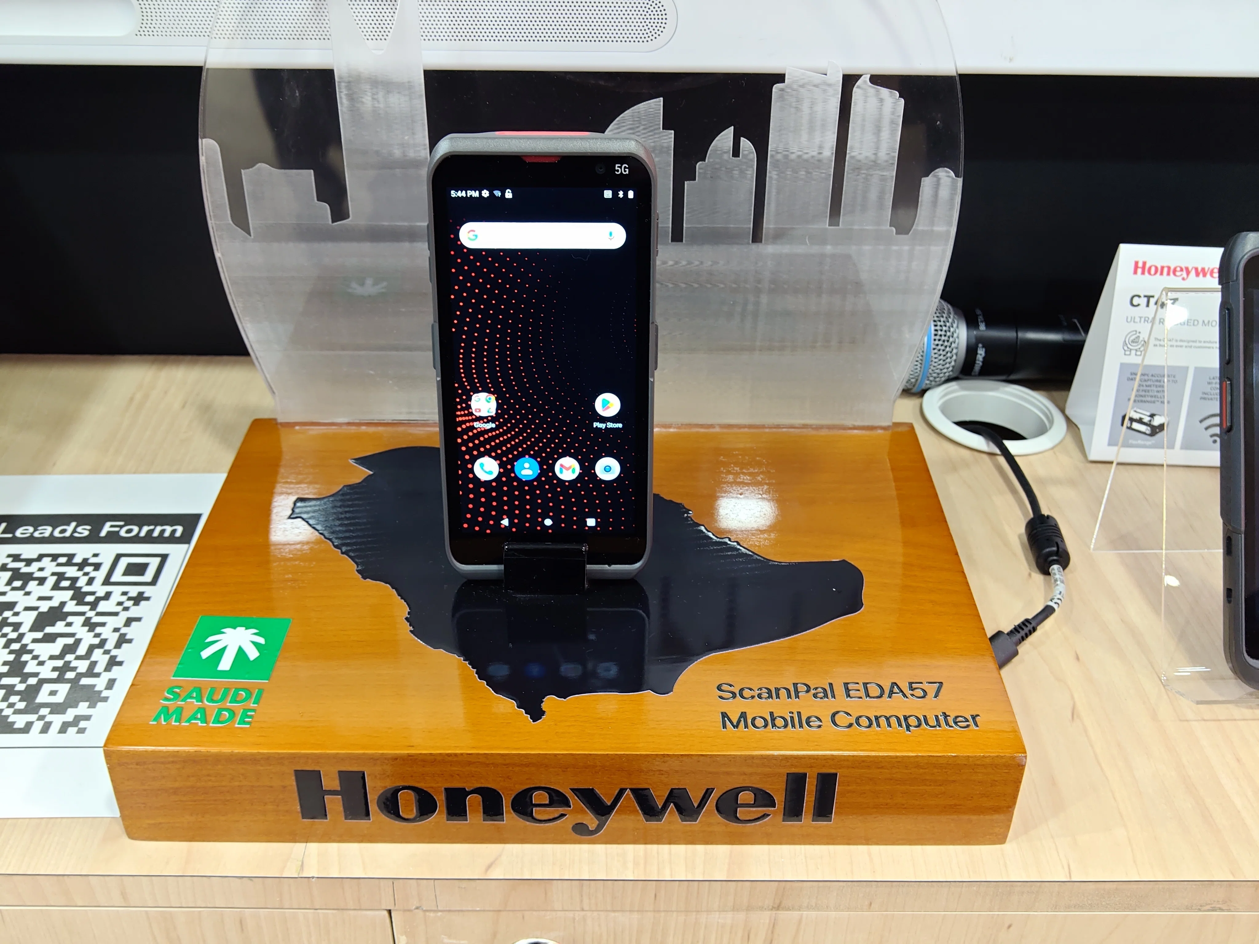 HTCの未発売スマホ発見、GITEX 2025で見たスマホ｜山根康宏 | 香港在住