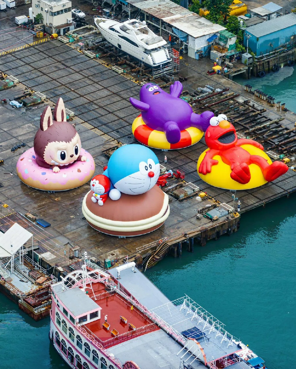 香港の海にドラえもんやラブブらの「夢幻艦隊」が出現！ビクトリア湾が