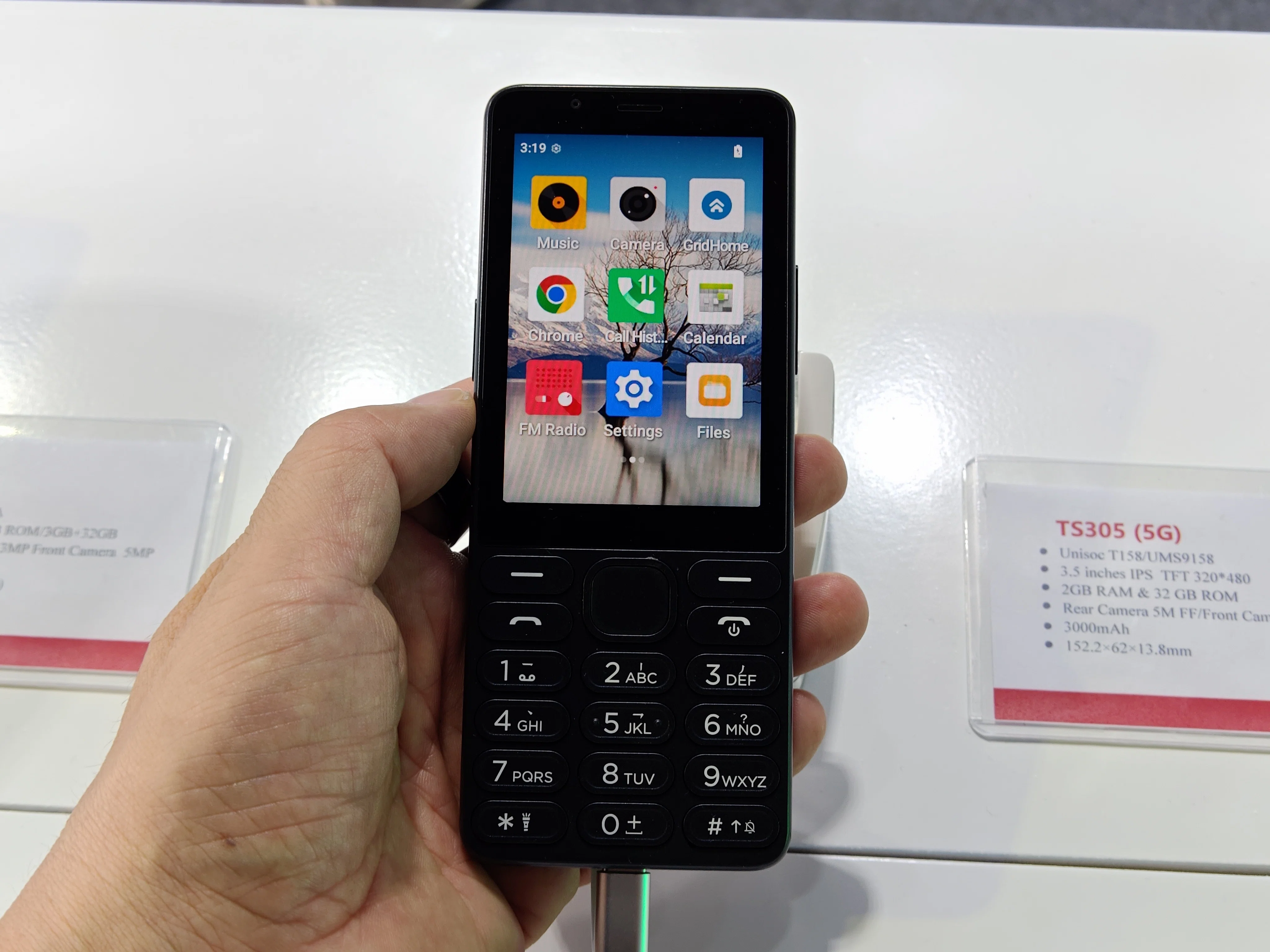 HTCの未発売スマホ発見、GITEX 2025で見たスマホ｜山根康宏 | 香港在住