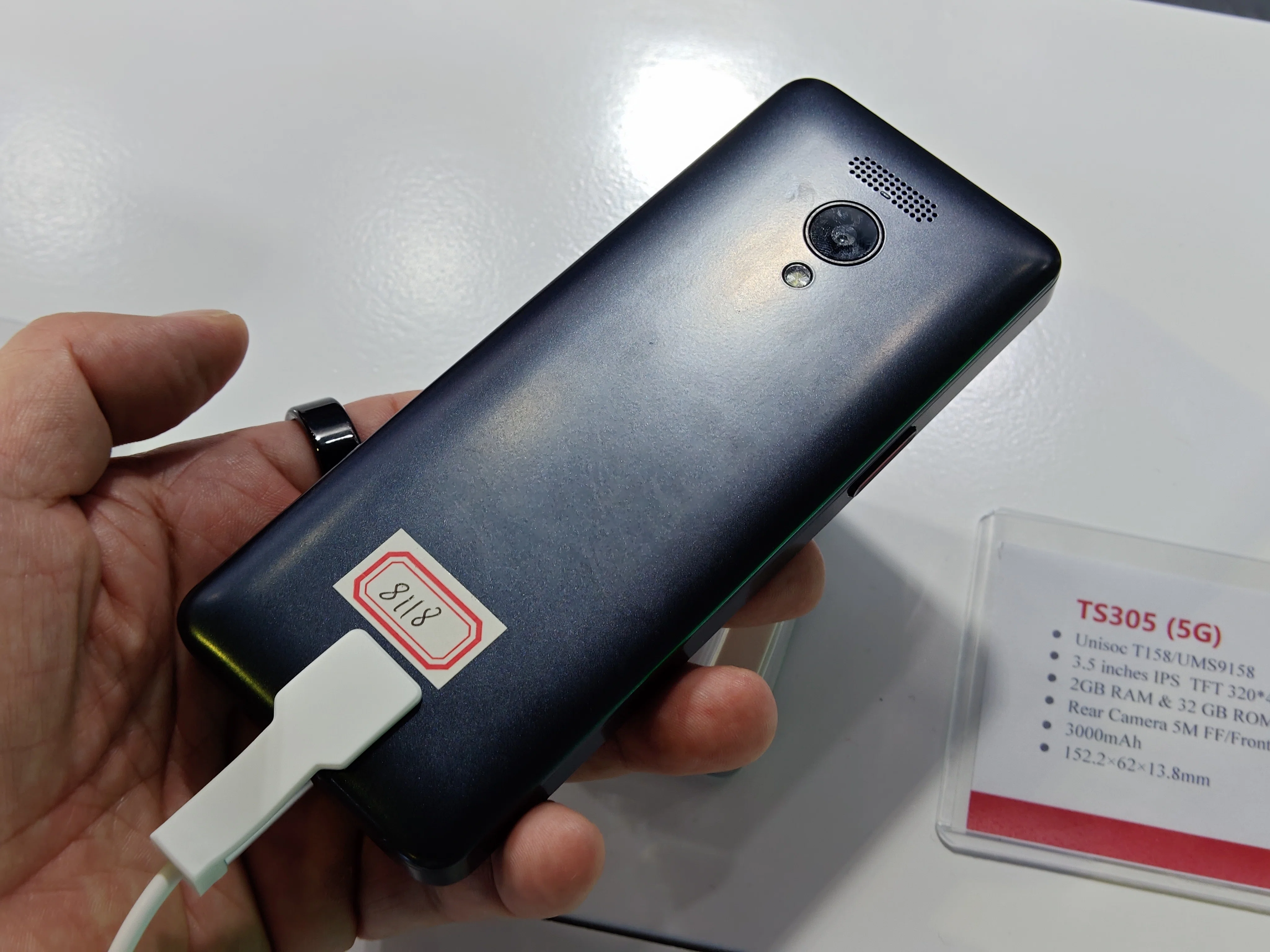 HTCの未発売スマホ発見、GITEX 2025で見たスマホ｜山根康宏 | 香港在住