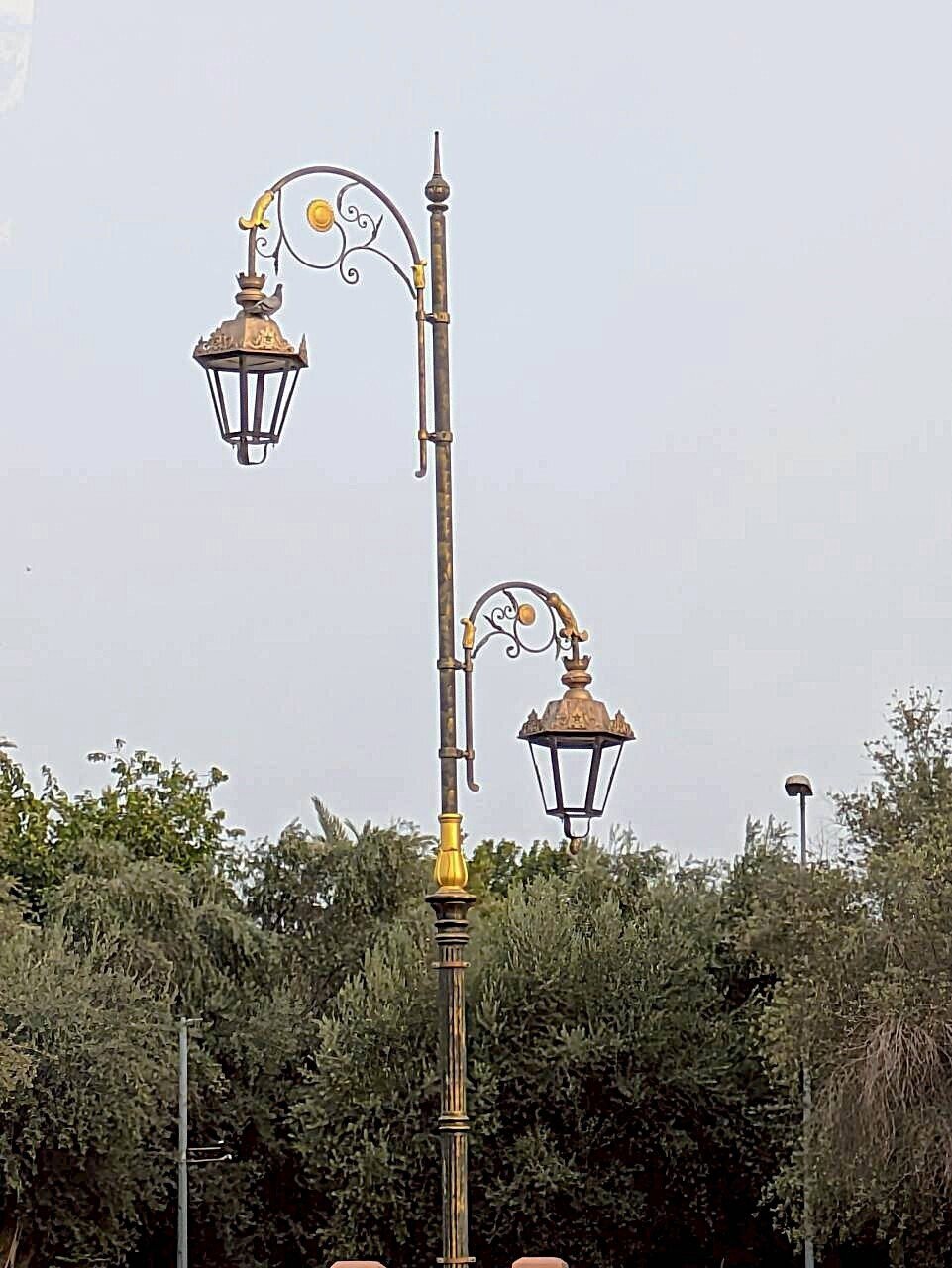 マラケシュの街灯が語る物語｜アラベスクと黄金のアクセントに宿る街の