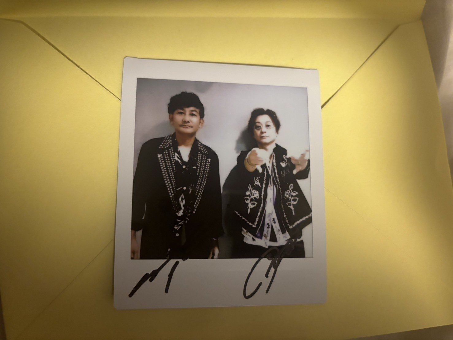 ポルノグラフィティから大量の手羽先とサインをもらった話｜si_two