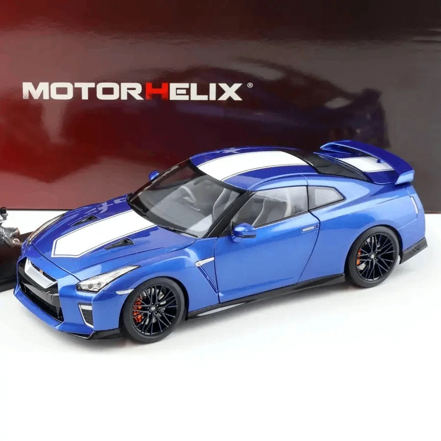 手のひらの上の「ワンガンブルー」。日産GT-R (R35) 50周年記念モデル